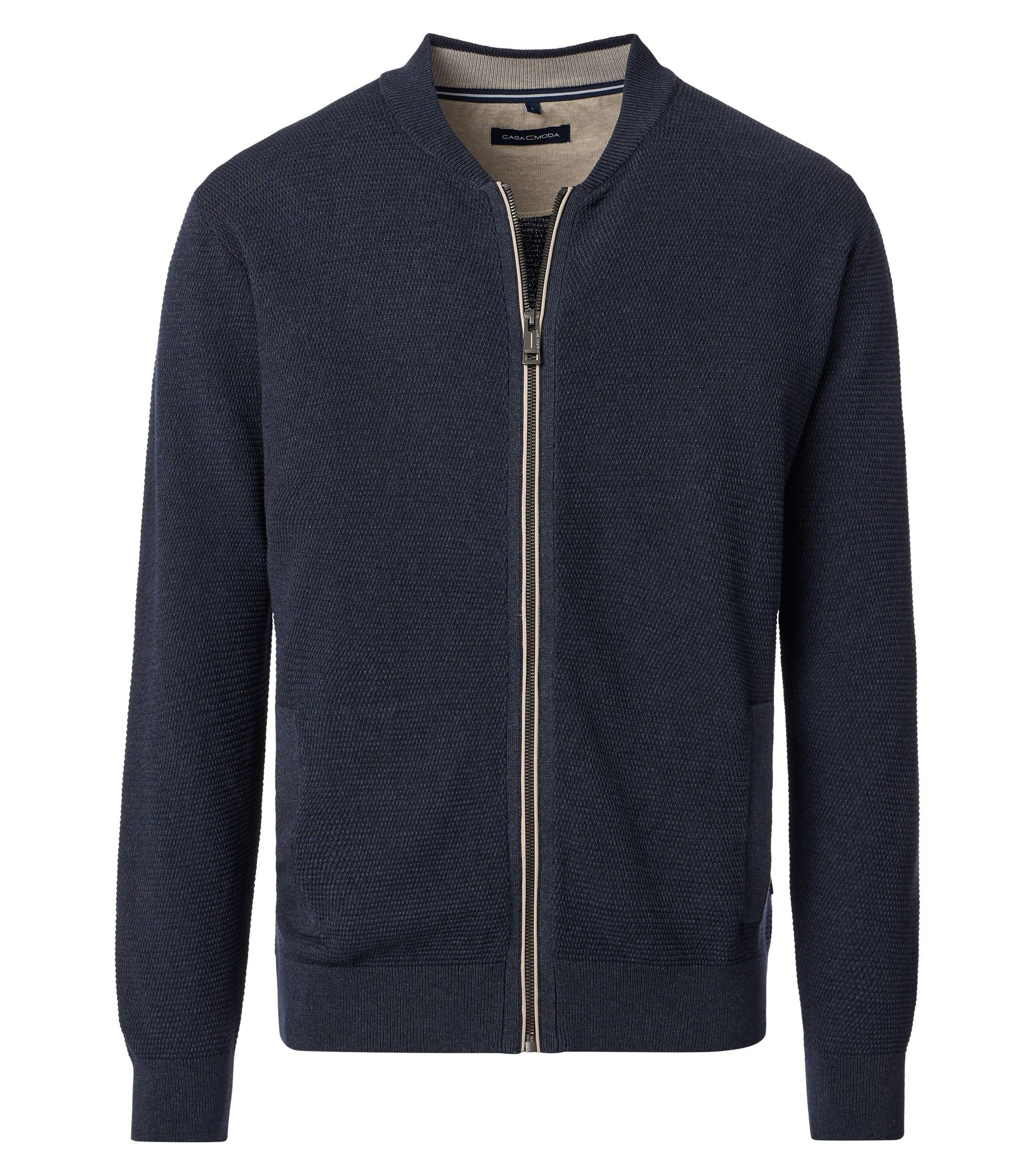 Eine Strickjacke im uni Muster in der Farbe Dunkelblau