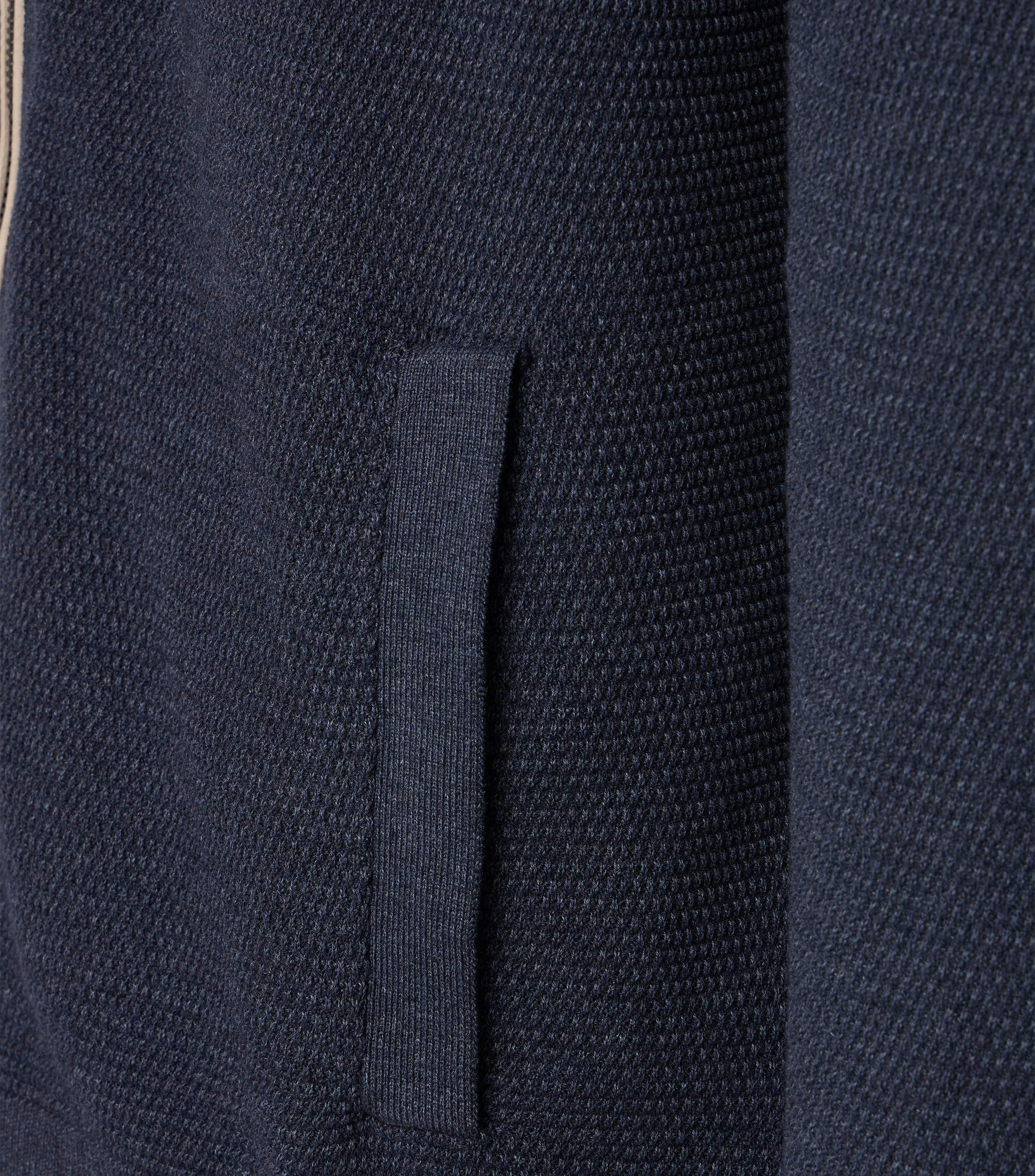 Eine Strickjacke im uni Muster in der Farbe Dunkelblau