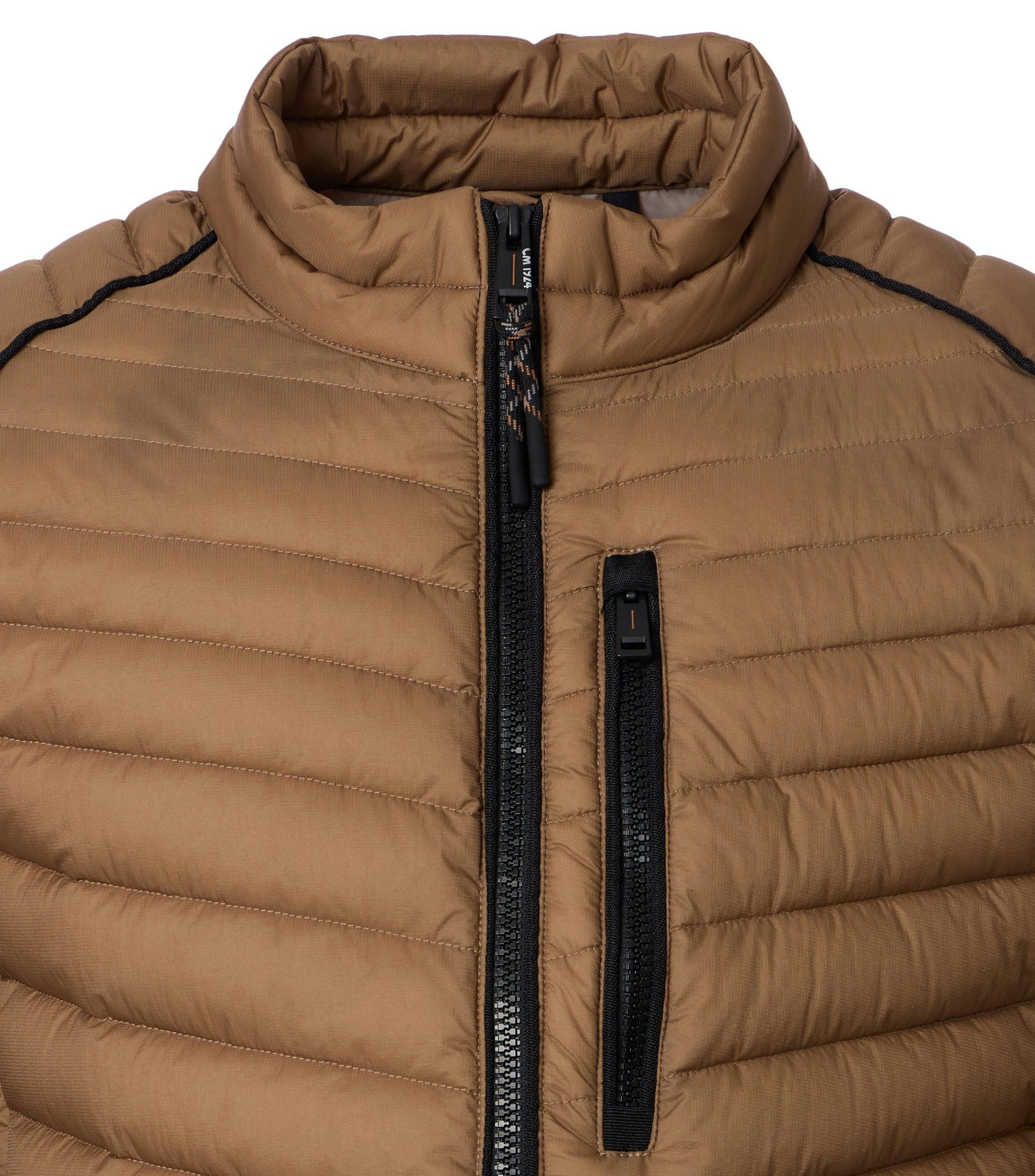 Eine Jacke im uni Muster in der Farbe Braun