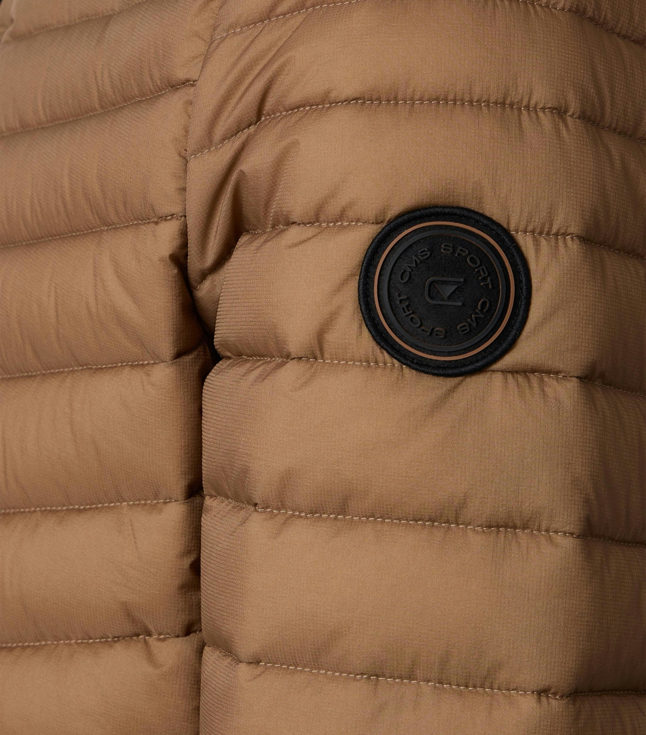 Eine Jacke im uni Muster in der Farbe Braun