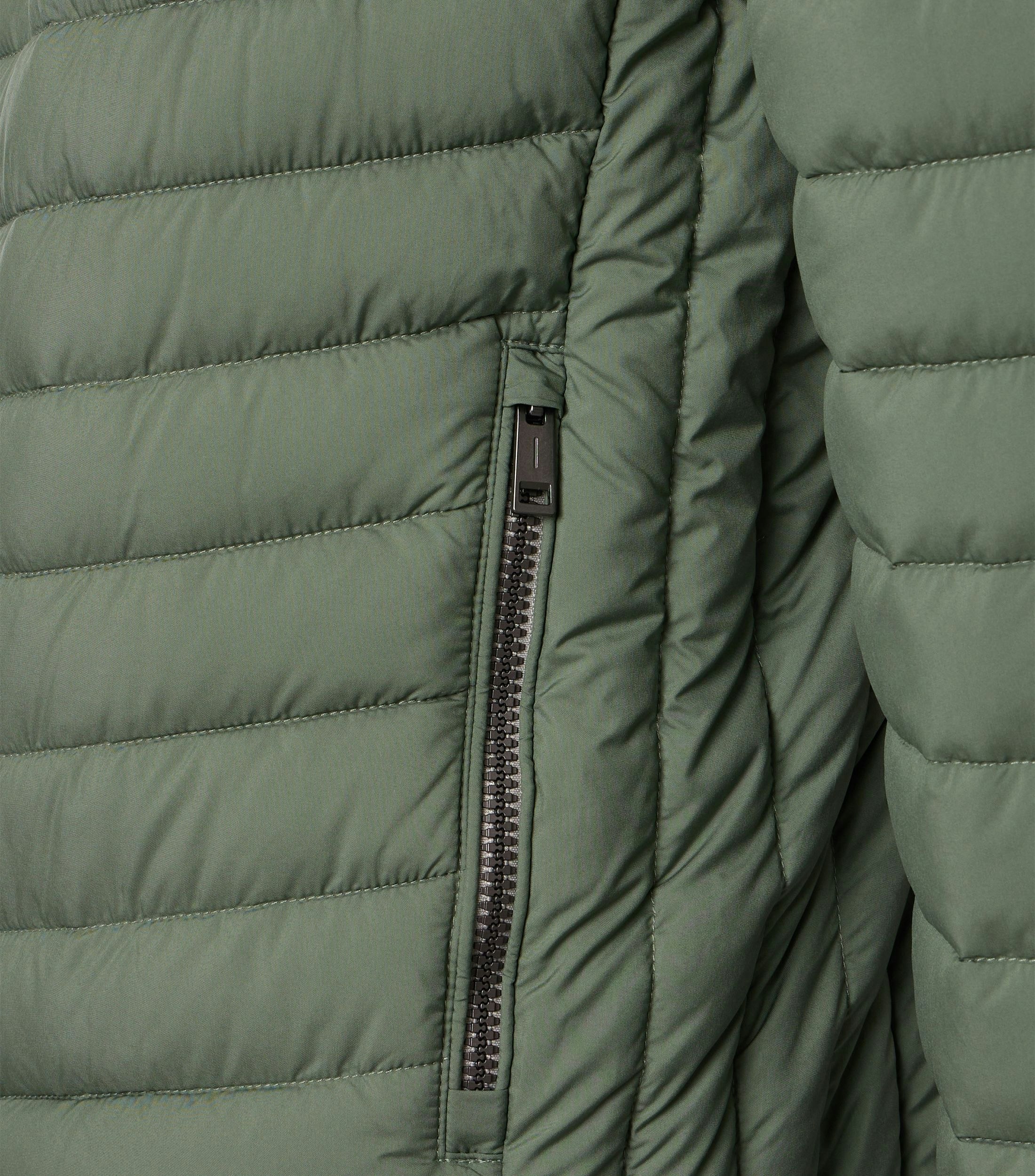 Eine Jacke im uni Muster in der Farbe Türkis