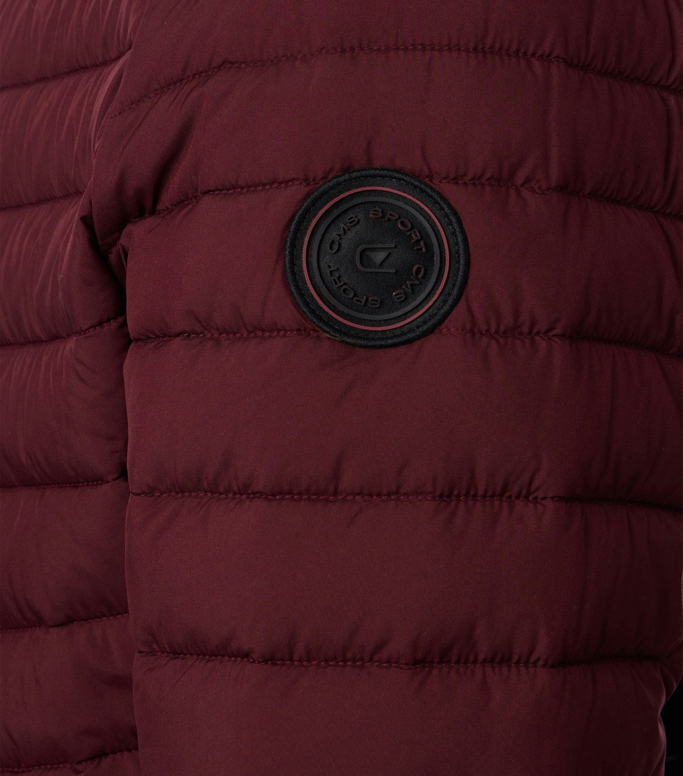 Eine Jacke im uni Muster in der Farbe Rot