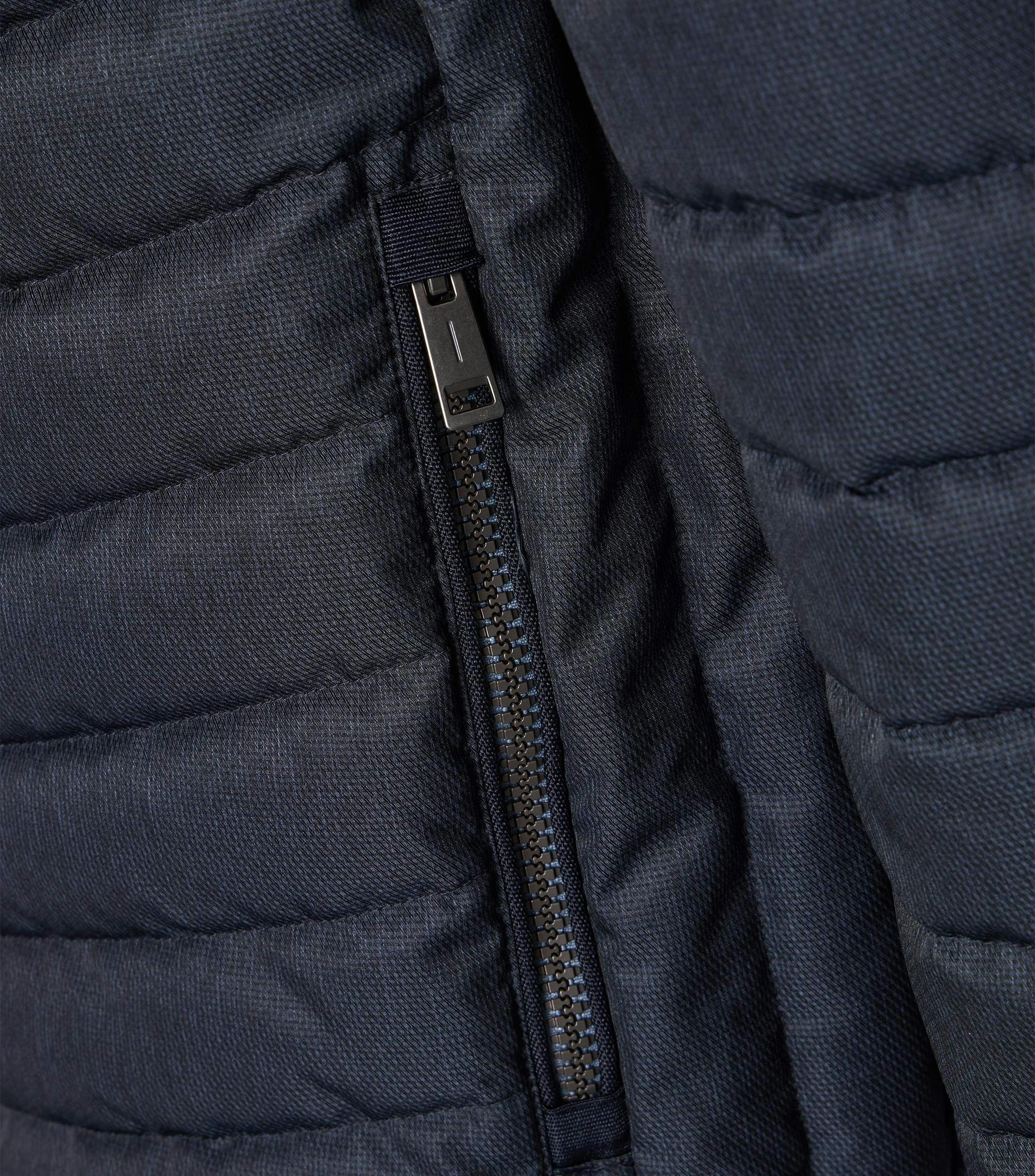 Eine Jacke im uni Muster in der Farbe mittleres Dunkelblau