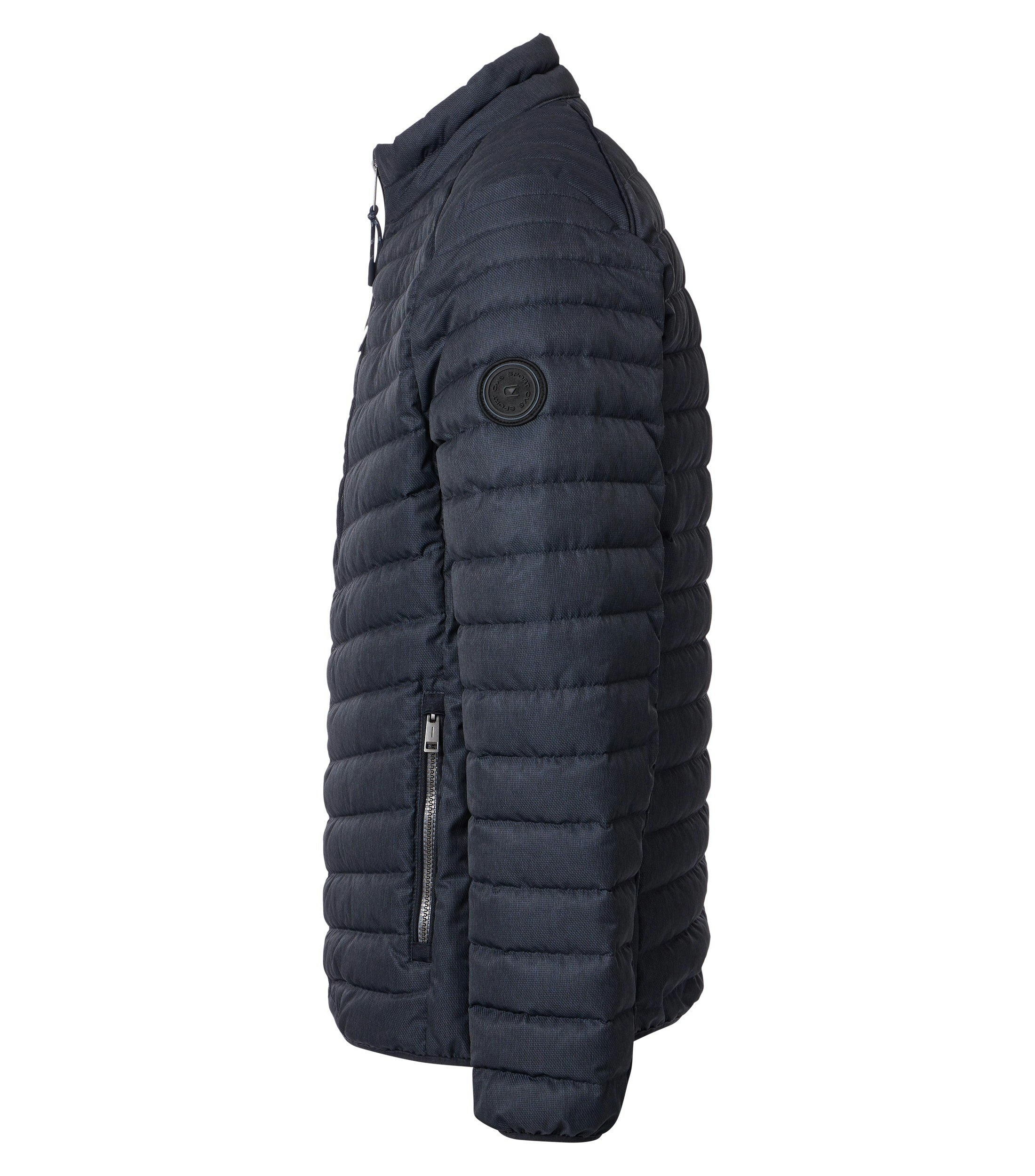 Eine Jacke im uni Muster in der Farbe mittleres Dunkelblau