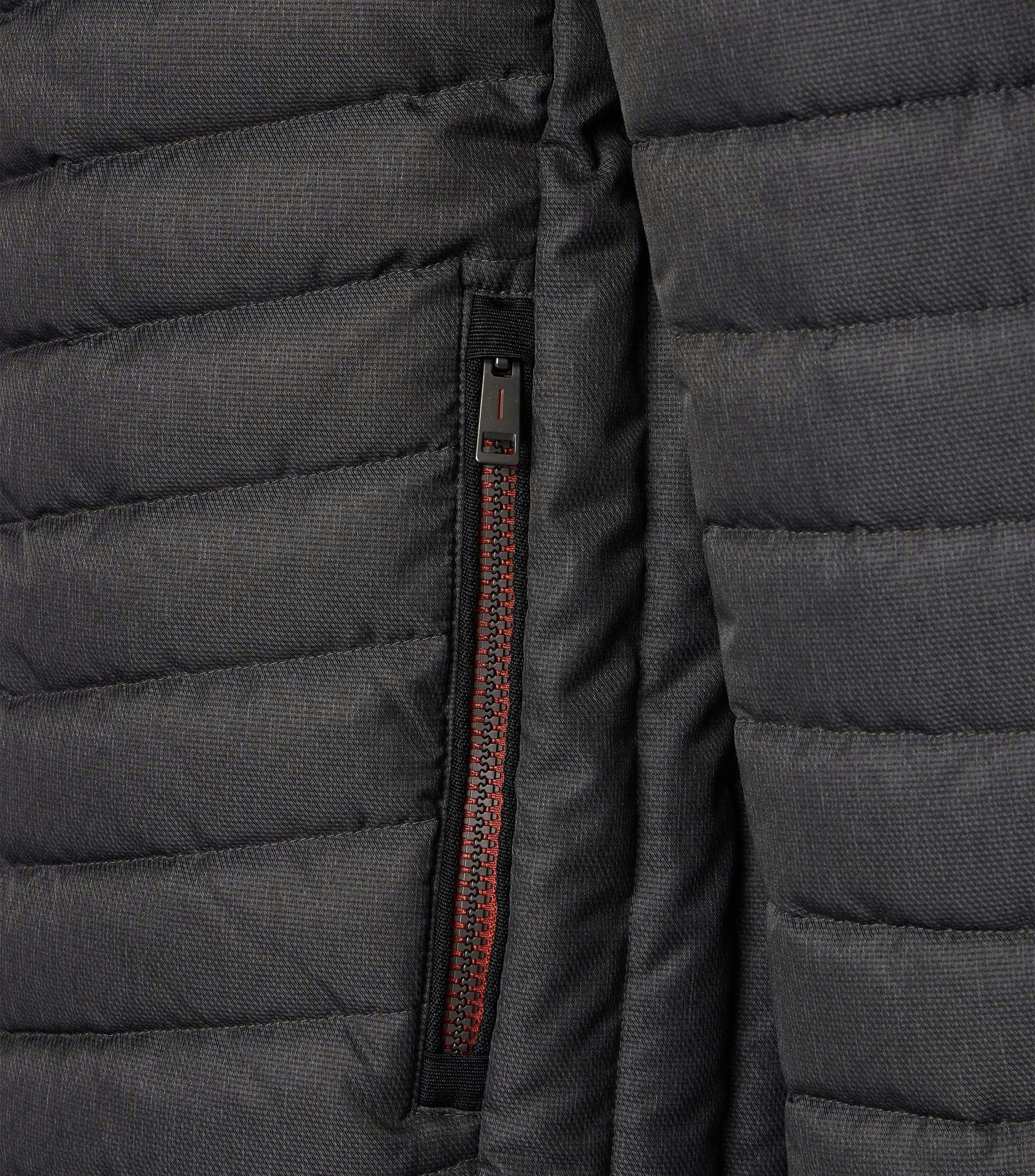 Eine Jacke im uni Muster in der Farbe Dunkelgrau