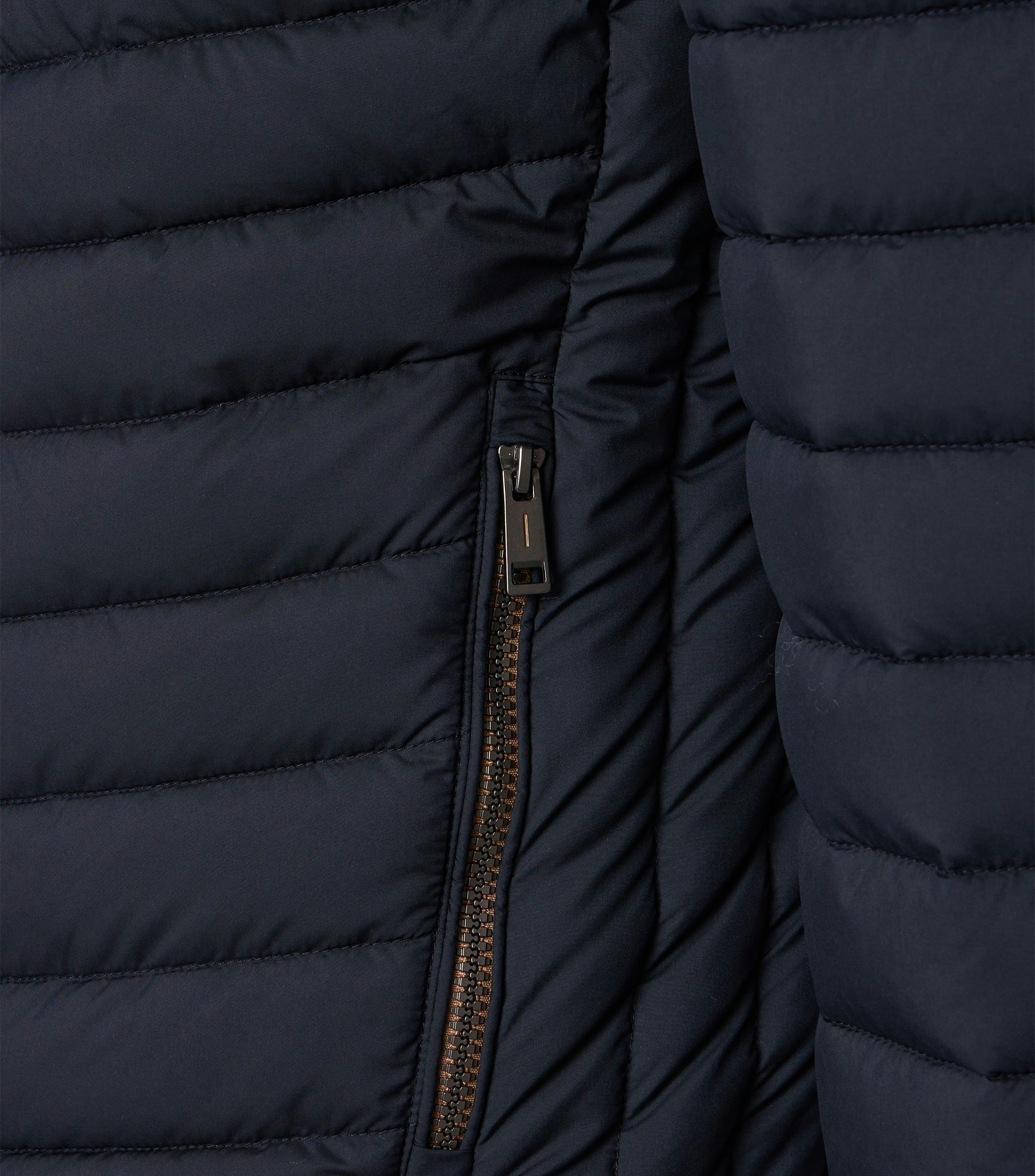 Eine Jacke im uni Muster in der Farbe Dunkelblau