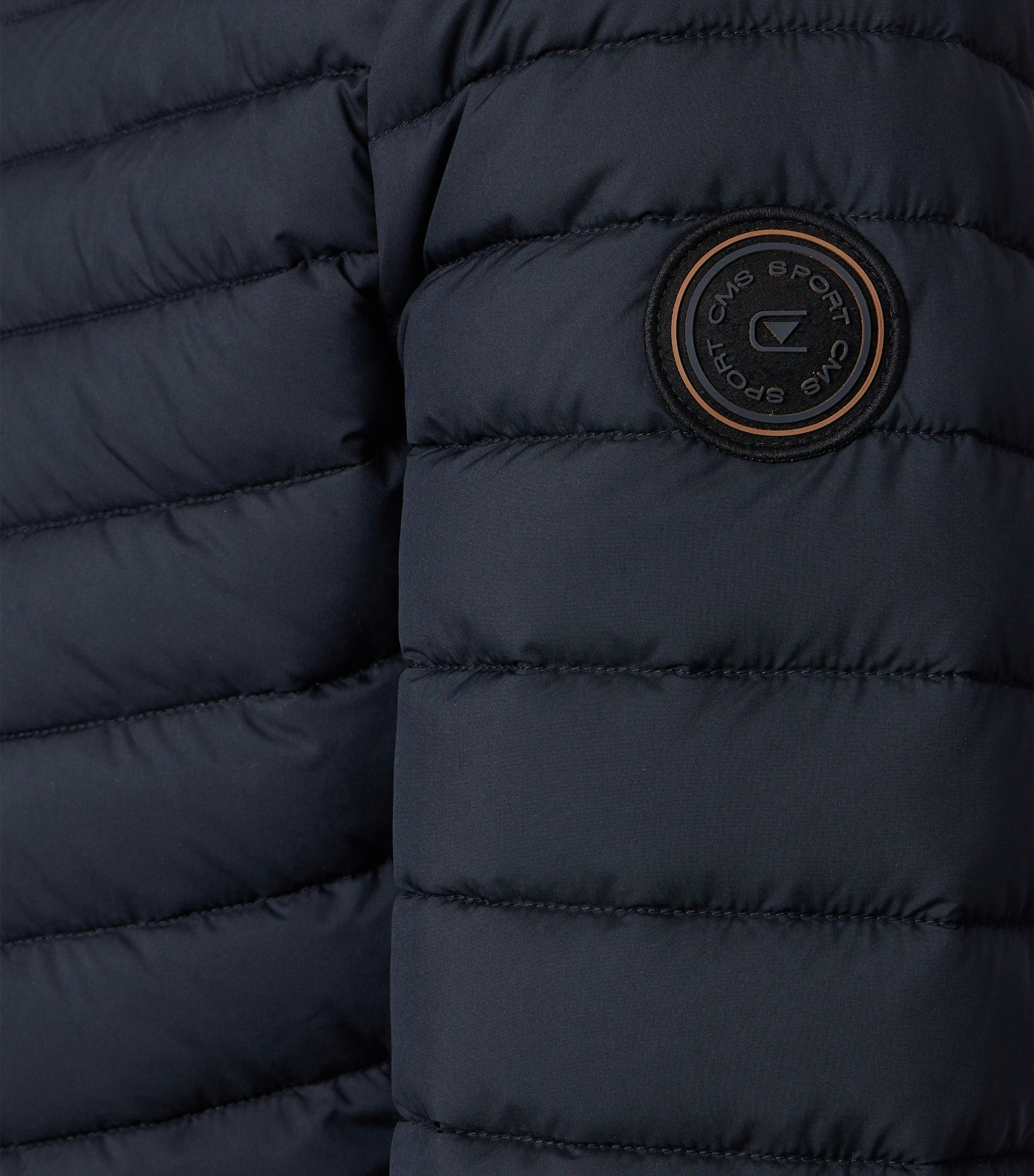 Eine Jacke im uni Muster in der Farbe Dunkelblau