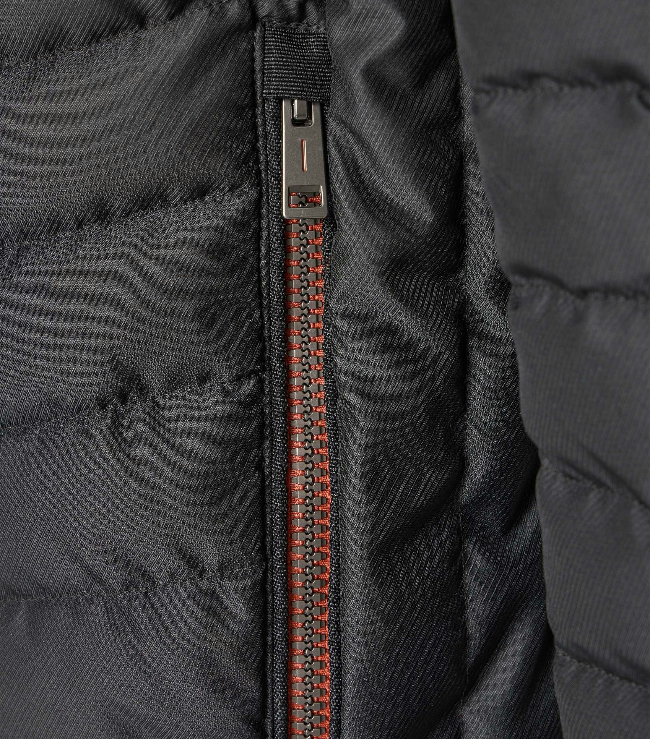 Eine Jacke im uni Muster in der Farbe Grauschwarz