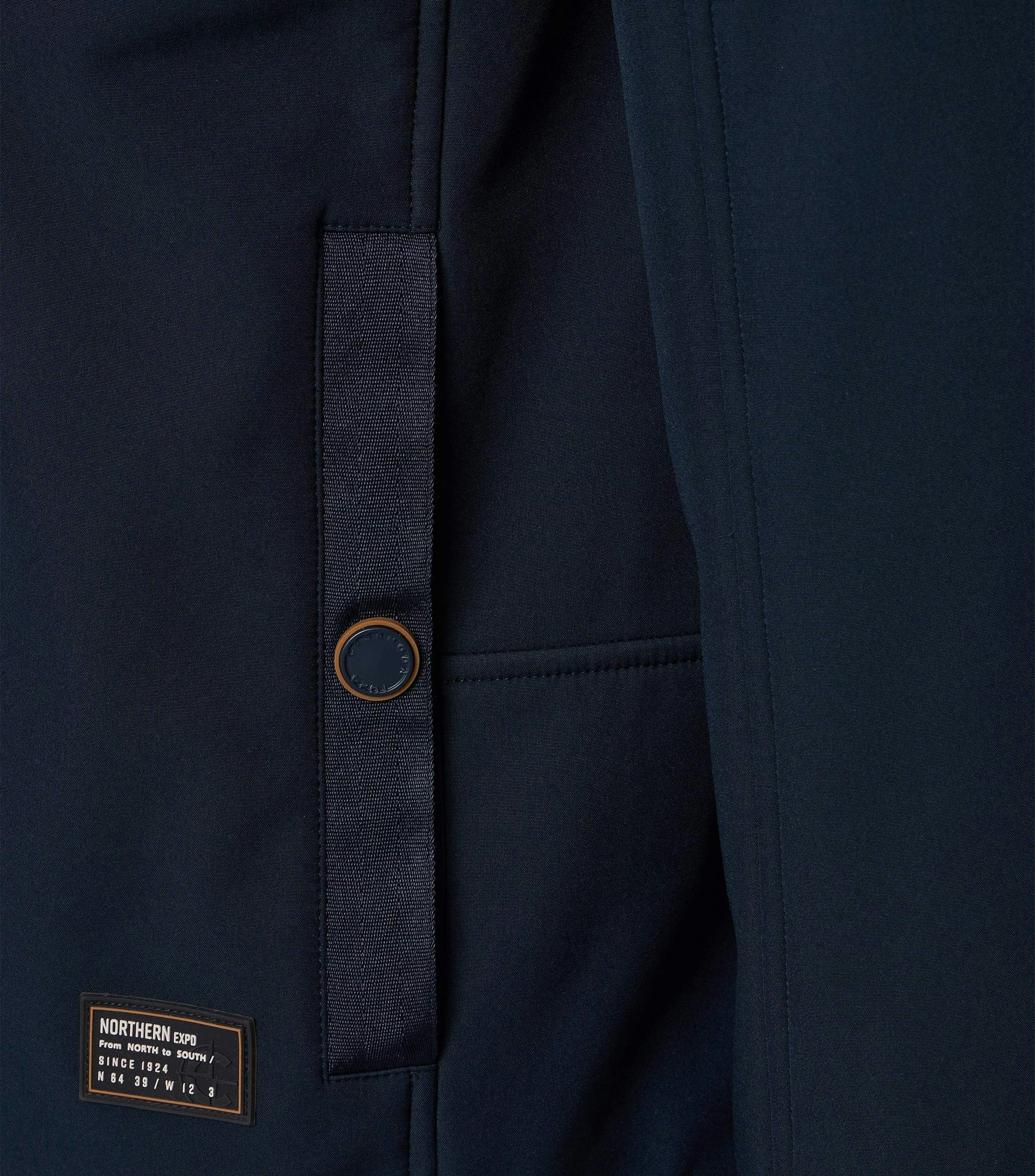 Eine Jacke im uni Muster in der Farbe Blau