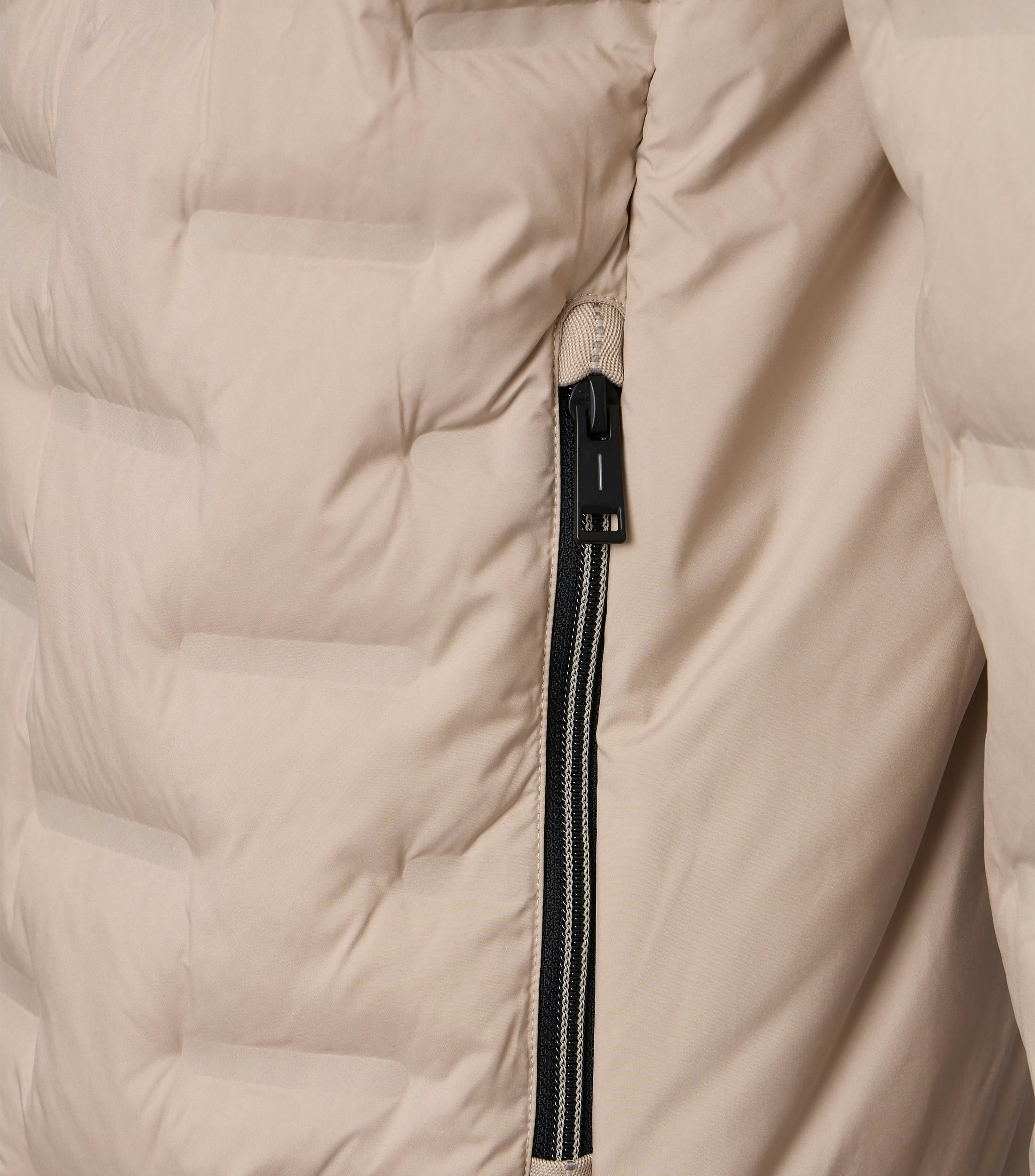 Eine Jacke im uni Muster in der Farbe Champagner Beige