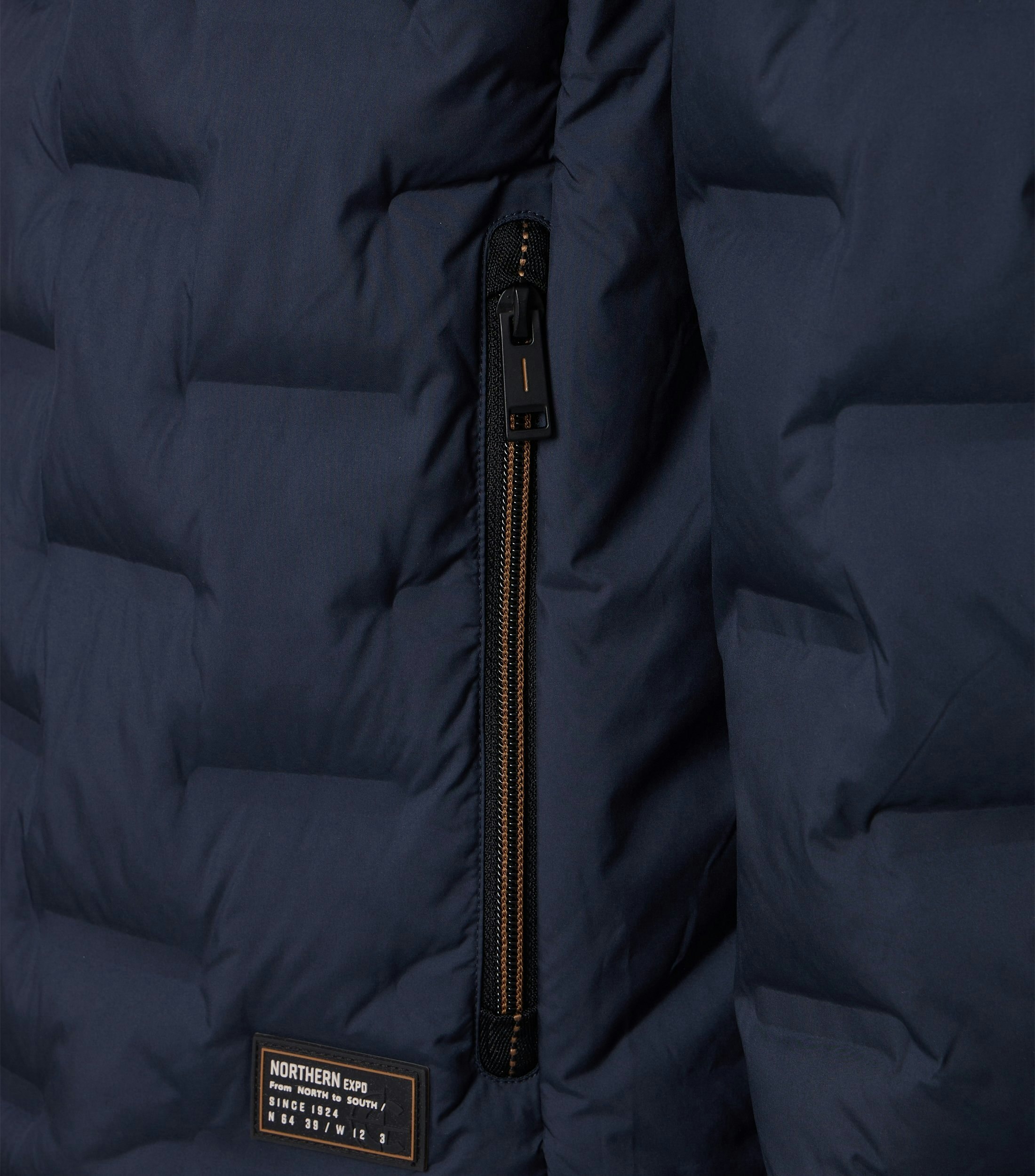 Eine Jacke im uni Muster in der Farbe Blau