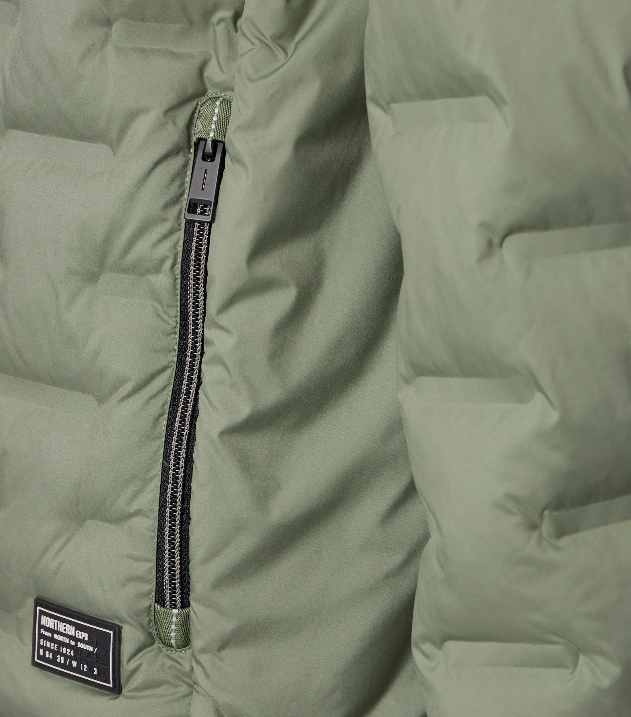 Eine Jacke im uni Muster in der Farbe Türkis