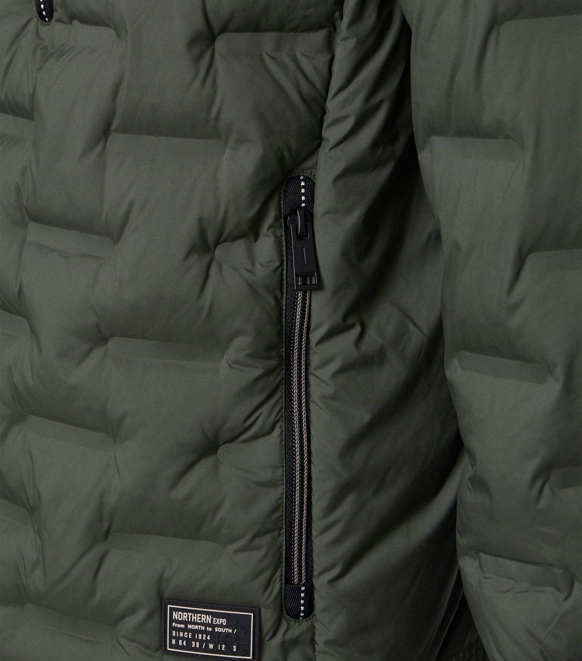 Eine Jacke im uni Muster in der Farbe Dunkelgrün