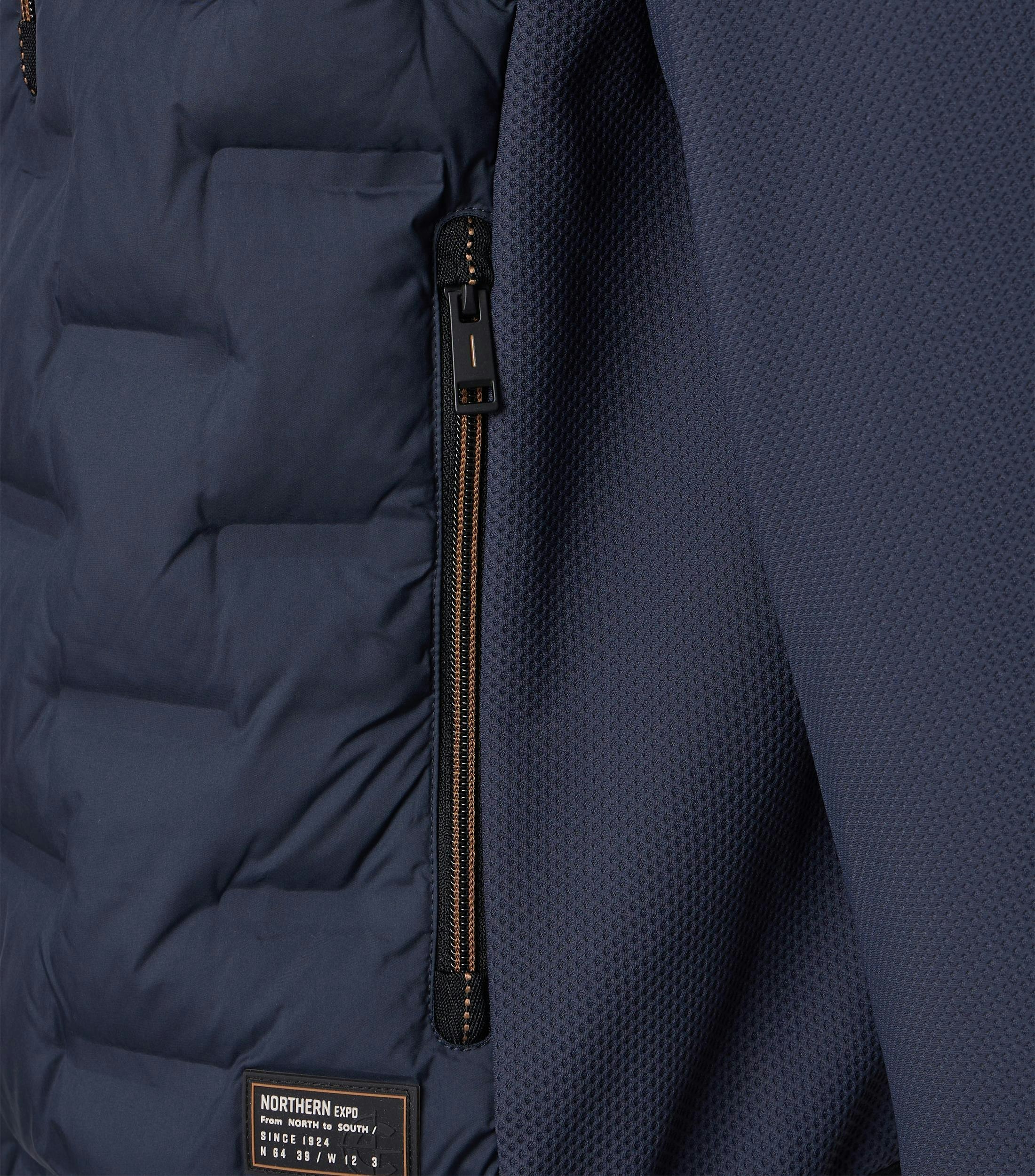 Eine Jacke im uni Muster in der Farbe Blau