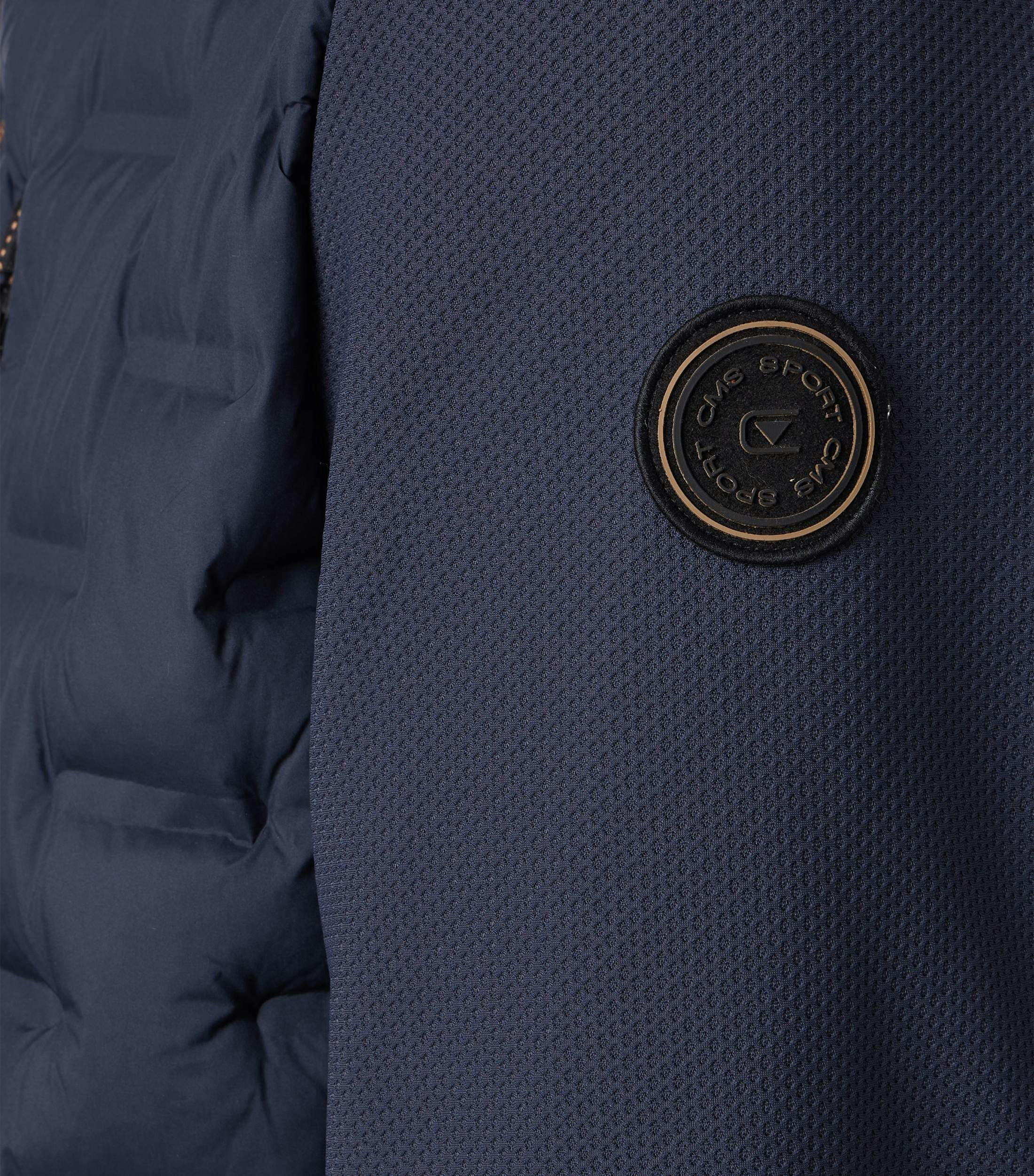 Eine Jacke im uni Muster in der Farbe Blau