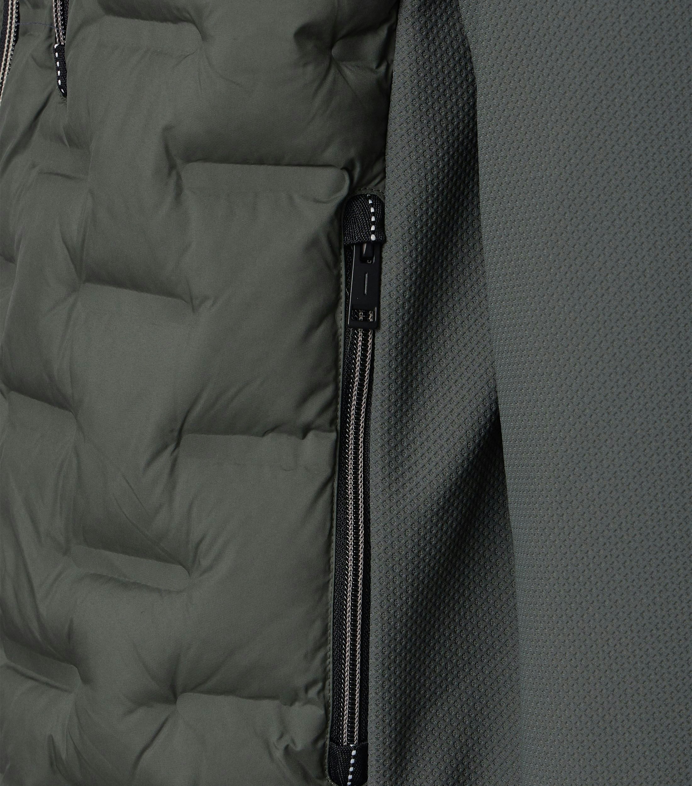 Eine Jacke im uni Muster in der Farbe Schlamm