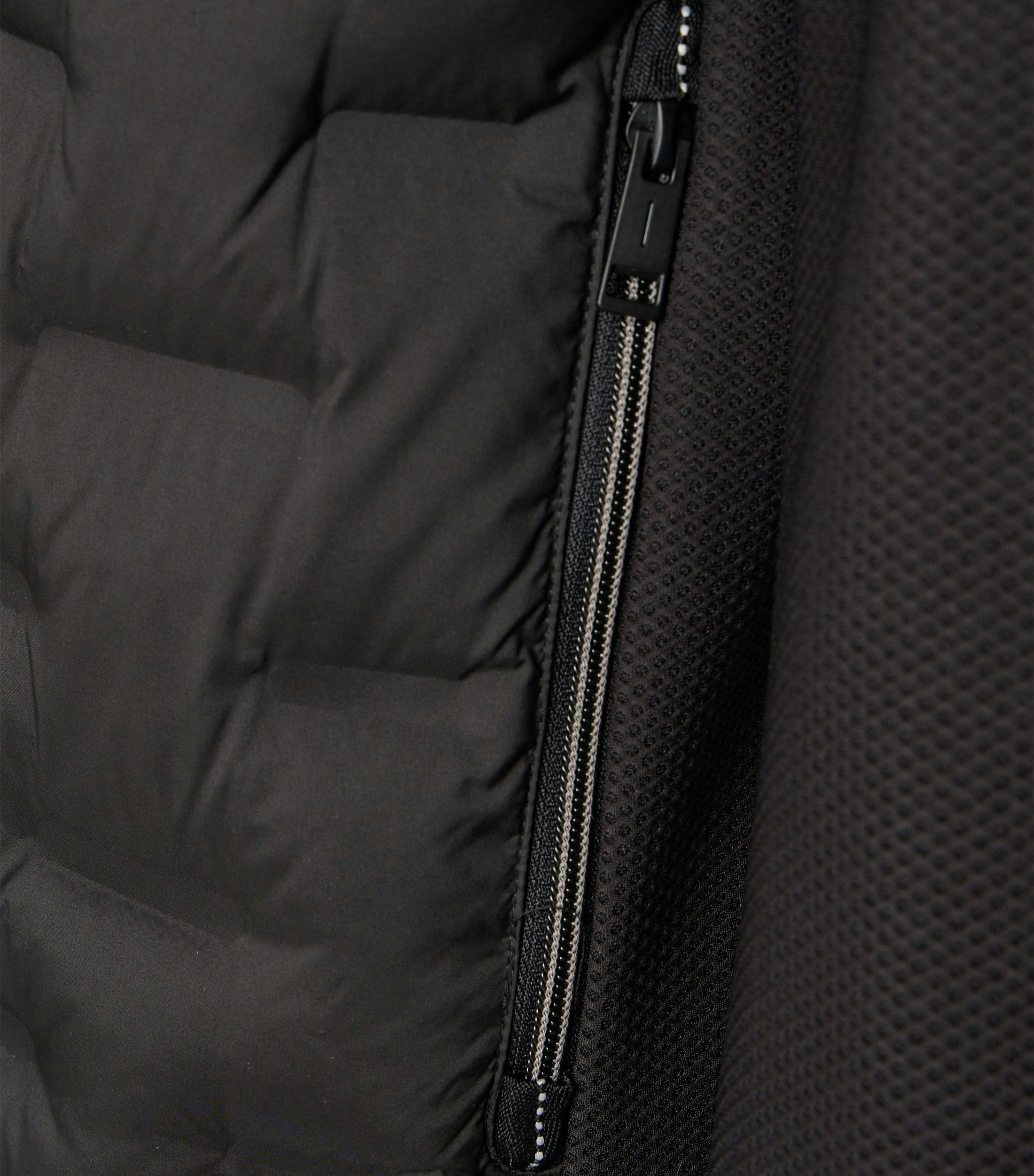 Eine Jacke im uni Muster in der Farbe Schwarz