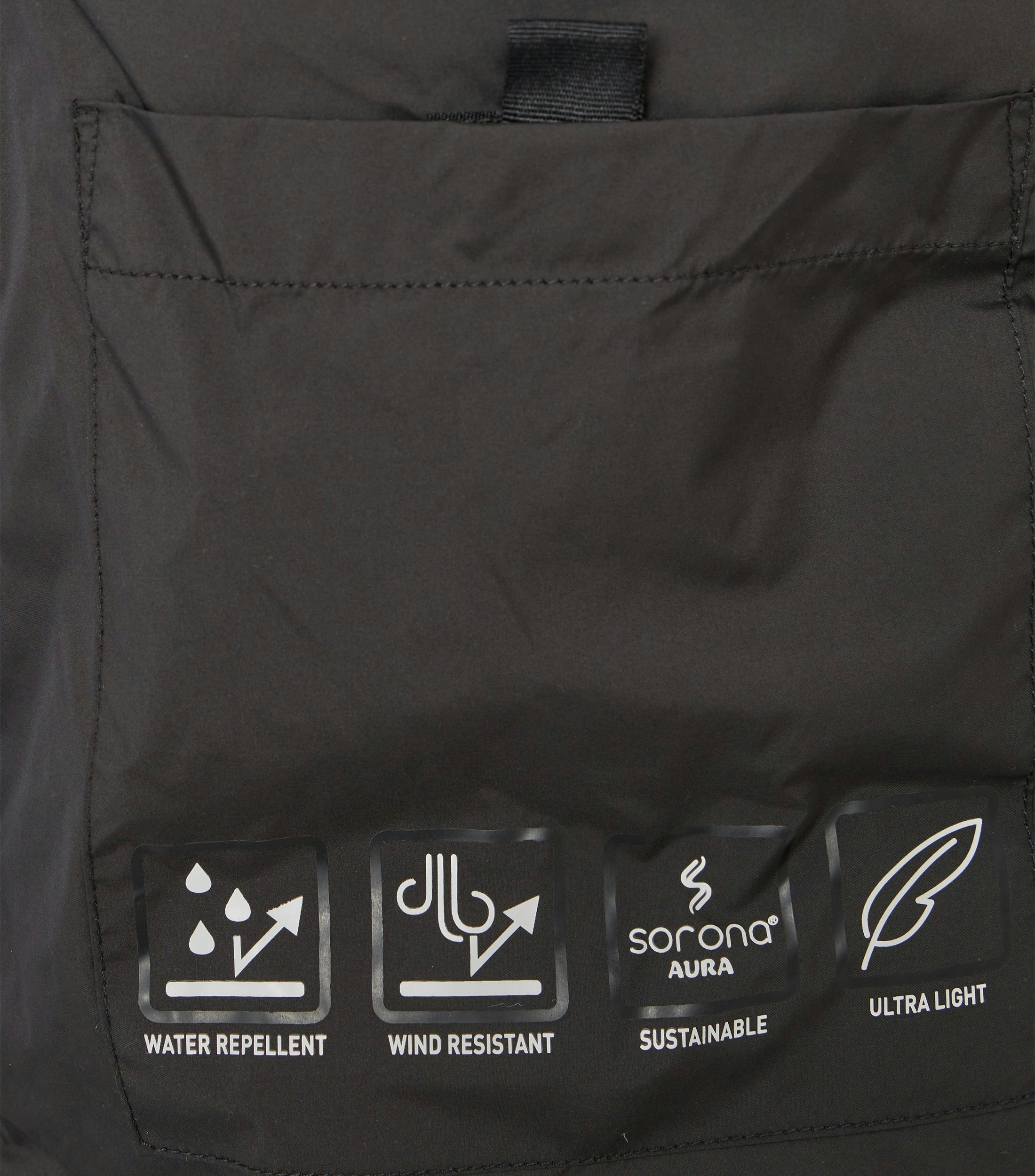 Eine Jacke im uni Muster in der Farbe Schwarz