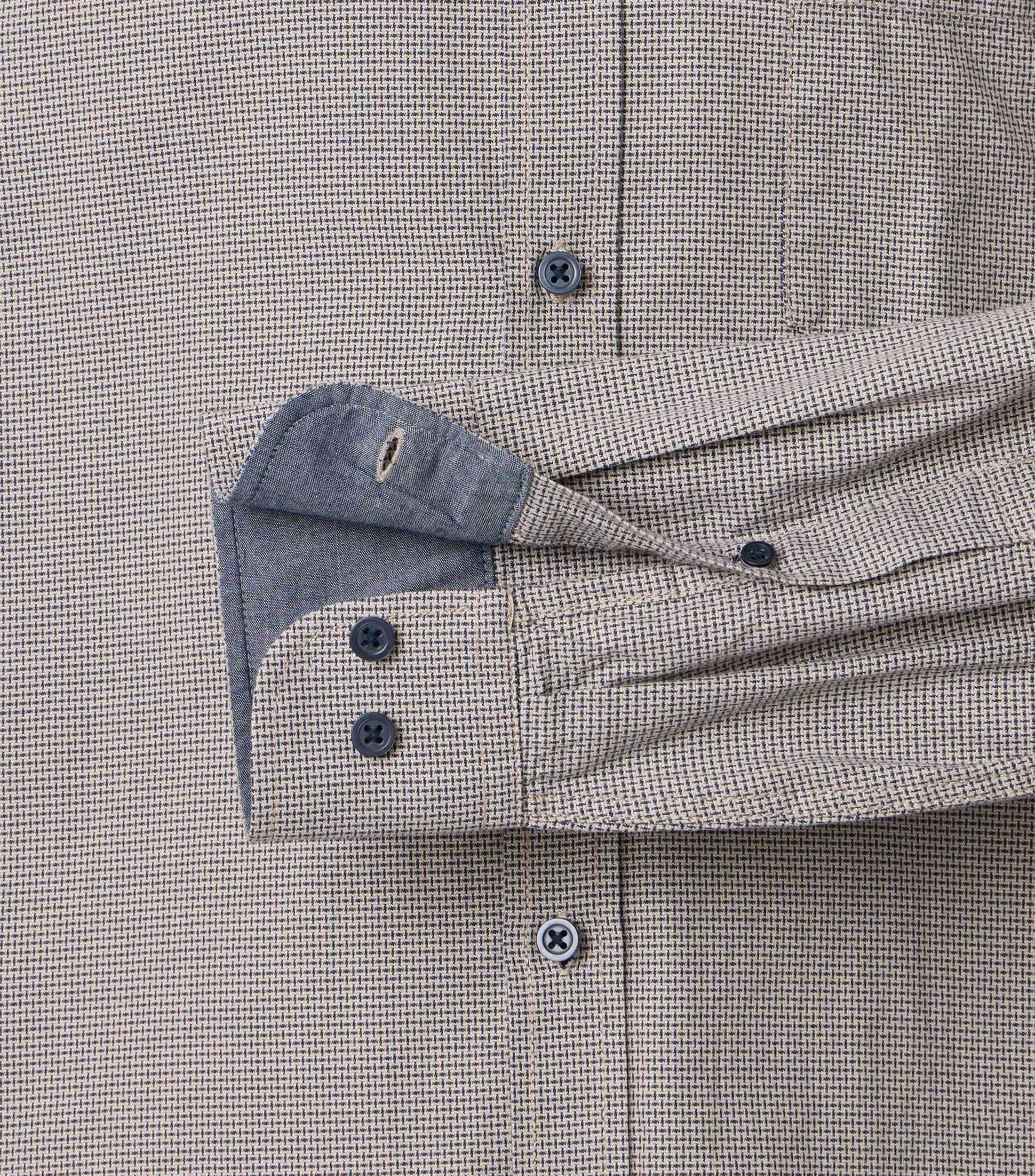 Ein Freizeithemd im uni Muster in der Farbe Dunkelblau