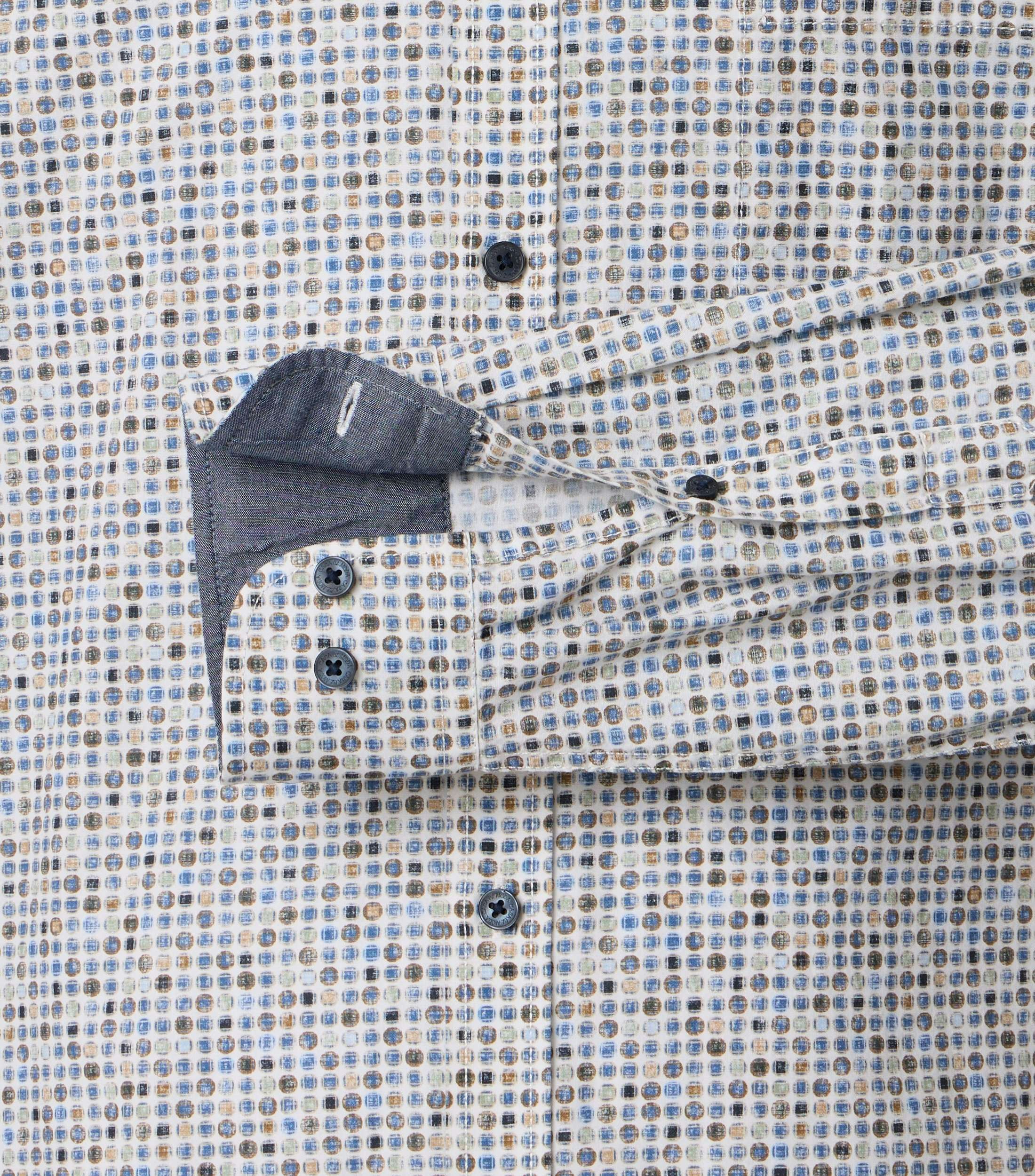 Ein Freizeithemd im Print Muster in der Farbe Beige