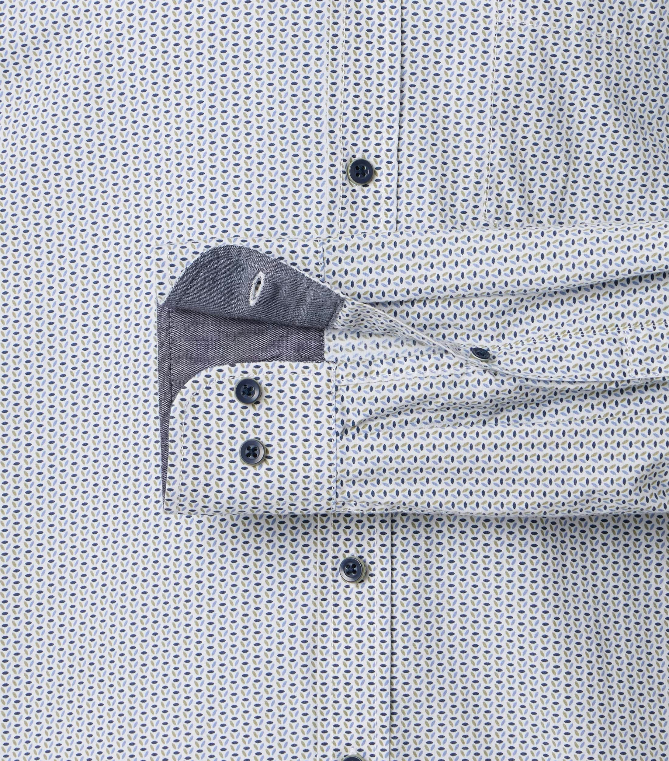 Ein Freizeithemd im Print Muster in der Farbe Grün