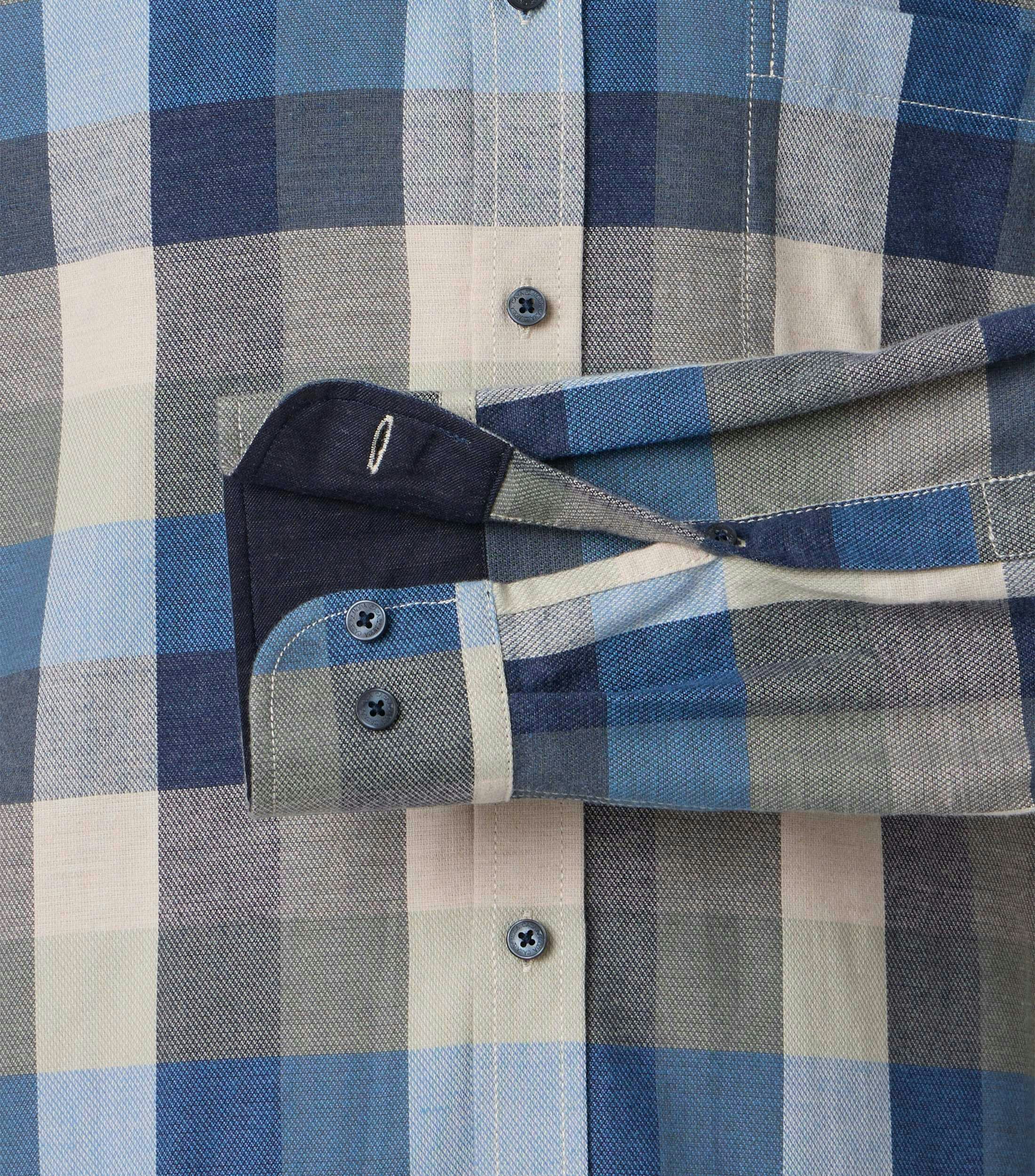 Ein Freizeithemd im kariert Muster in der Farbe Grün