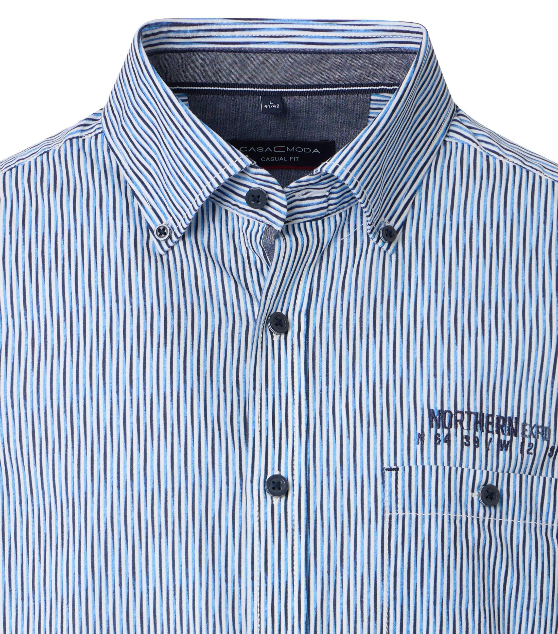 Ein Freizeithemd im Print Muster in der Farbe Blau