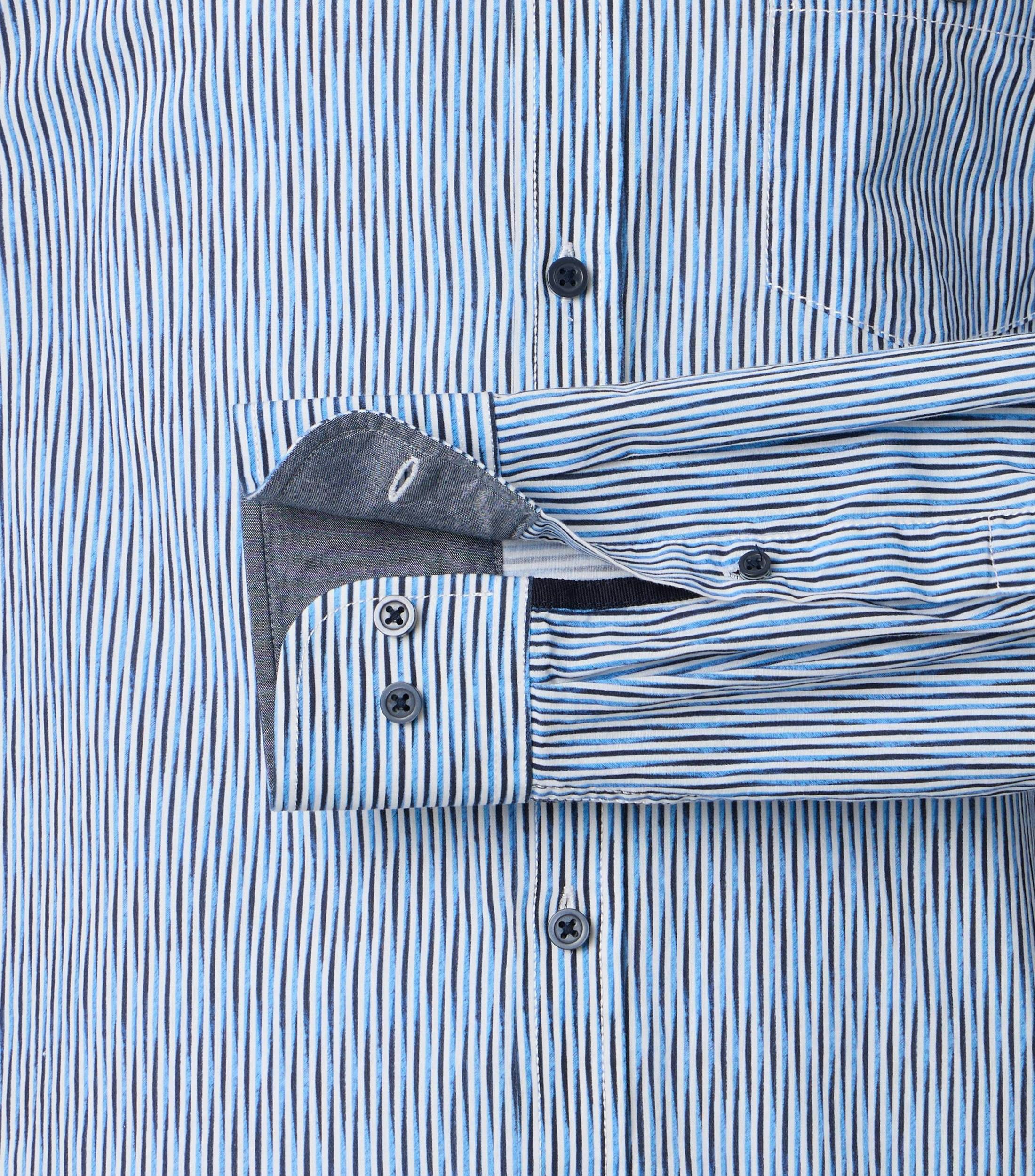 Ein Freizeithemd im Print Muster in der Farbe Blau