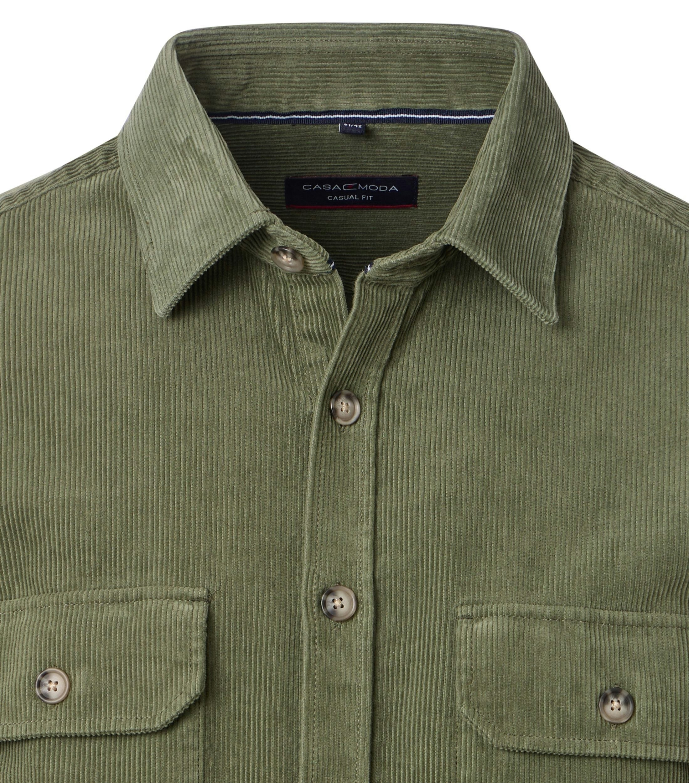 Ein Freizeithemd im uni Muster in der Farbe Grün