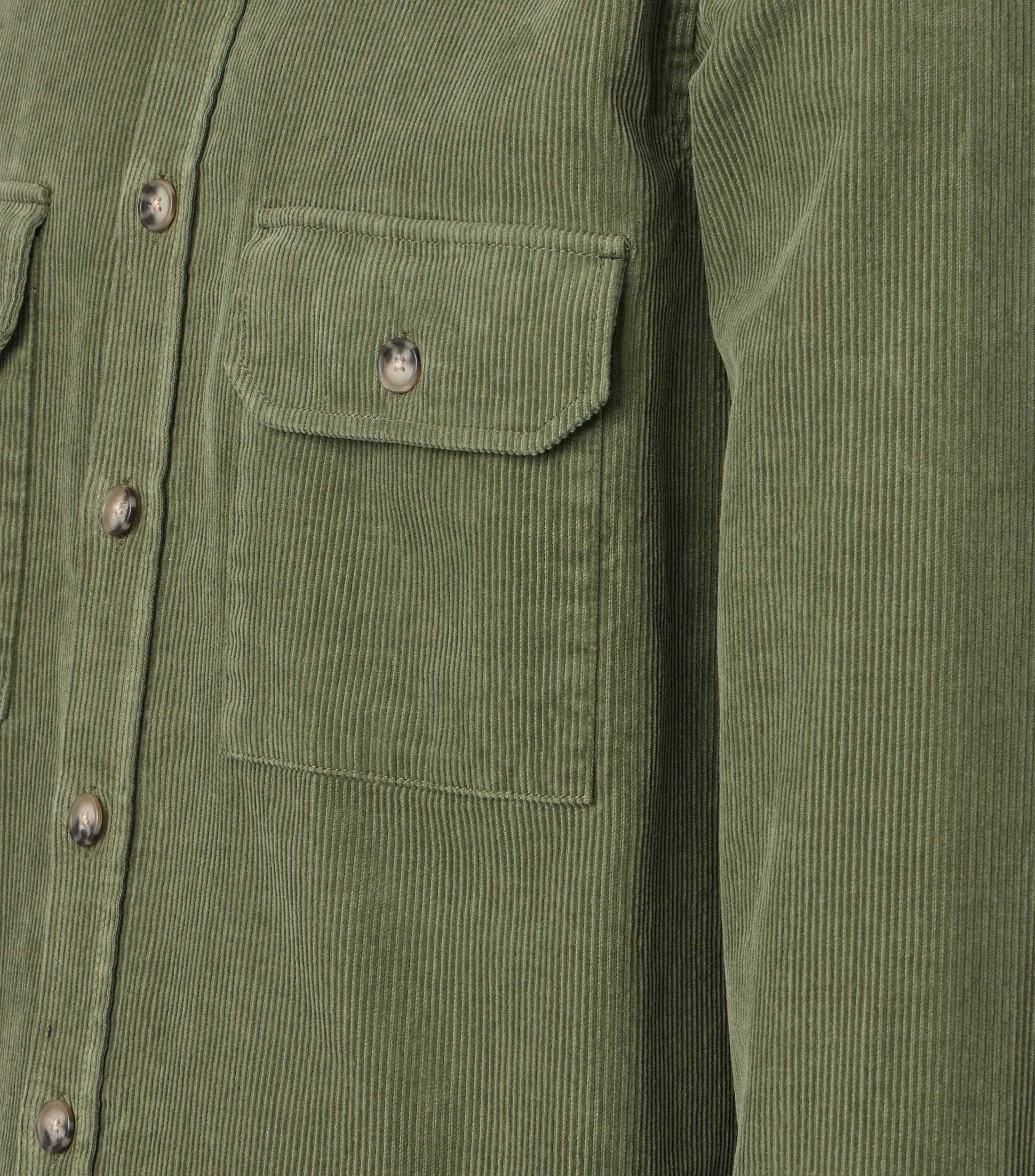 Ein Freizeithemd im uni Muster in der Farbe Grün