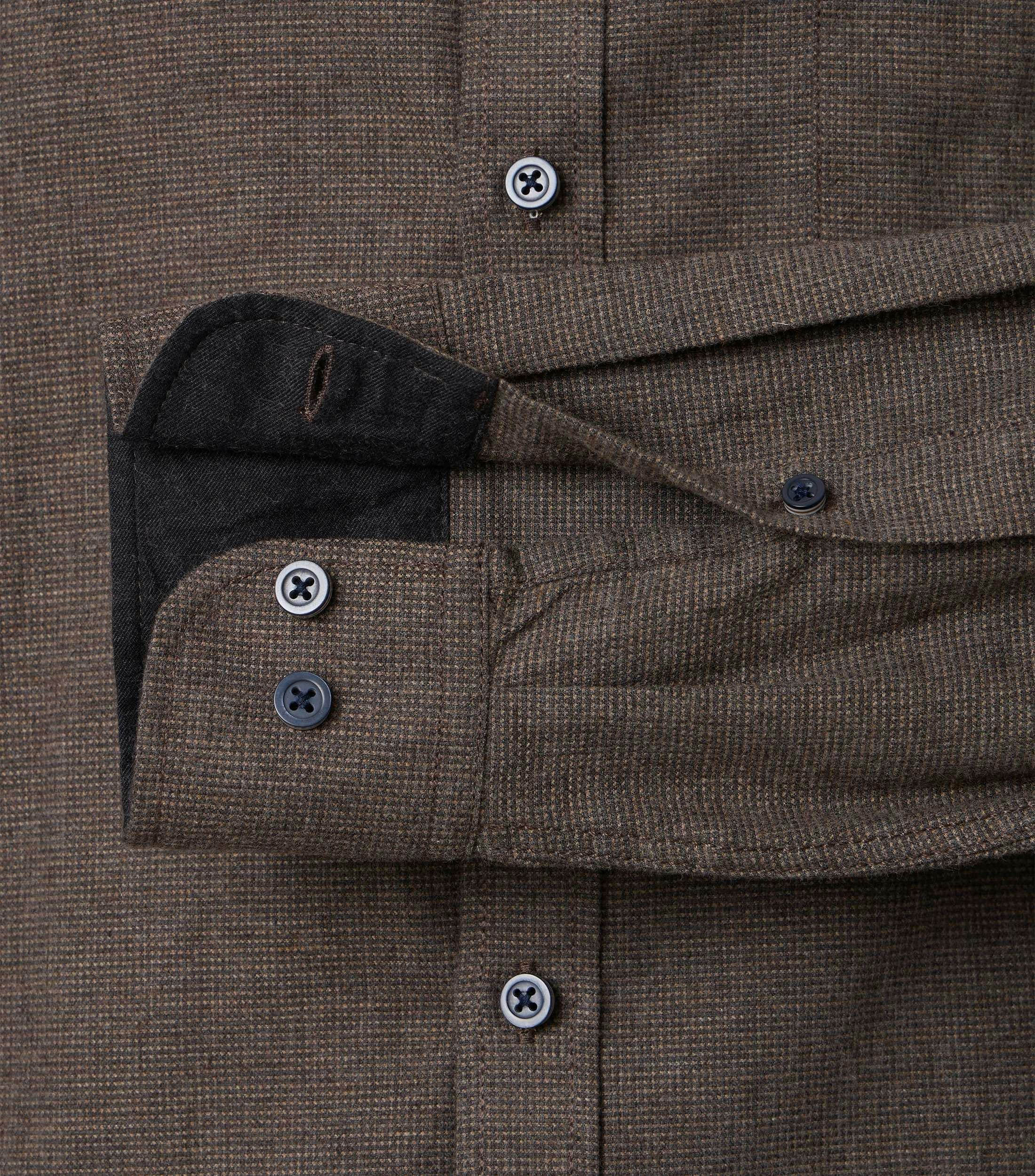 Ein Freizeithemd im uni Muster in der Farbe Braun