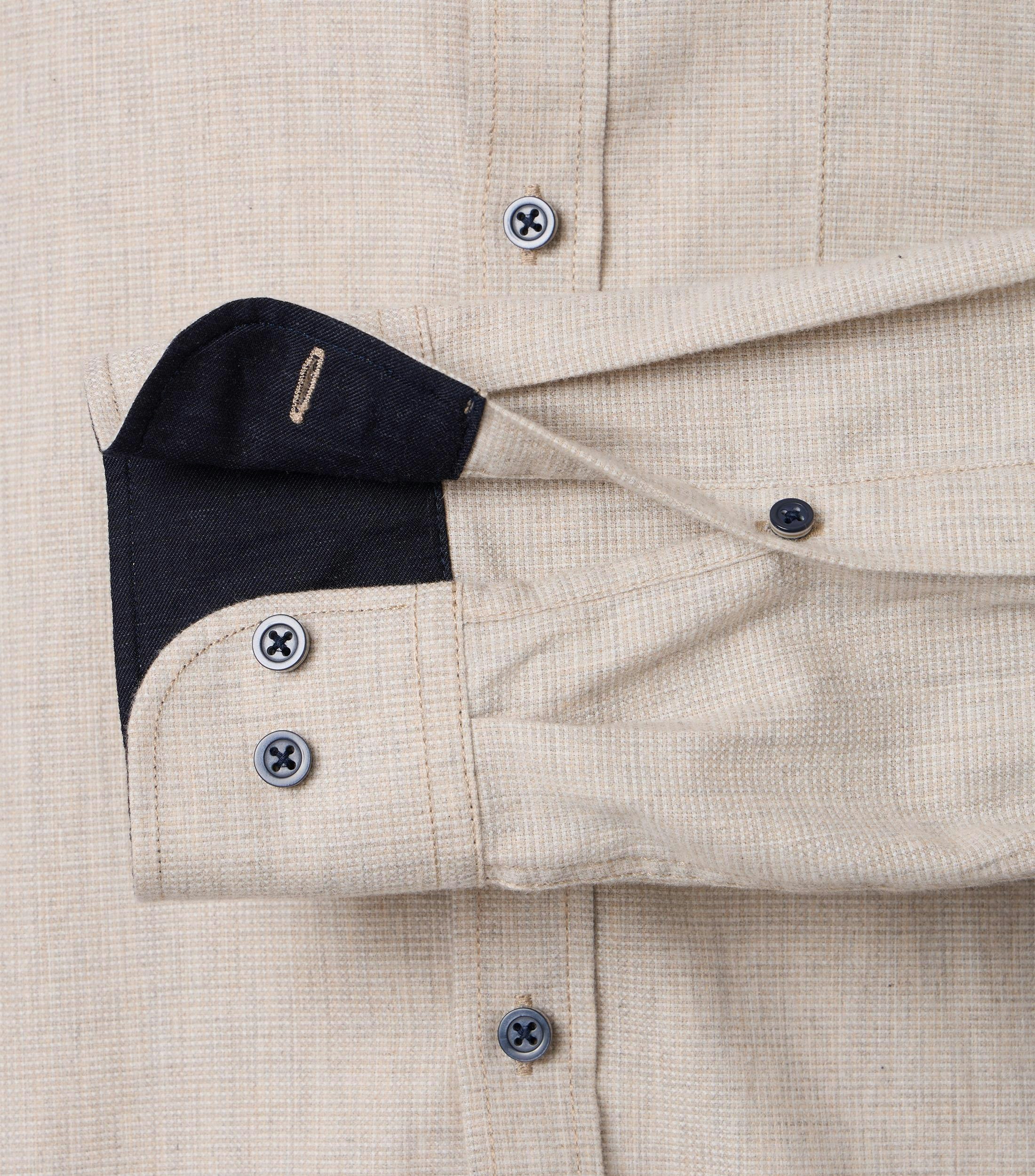 Ein Freizeithemd im uni Muster in der Farbe Beige