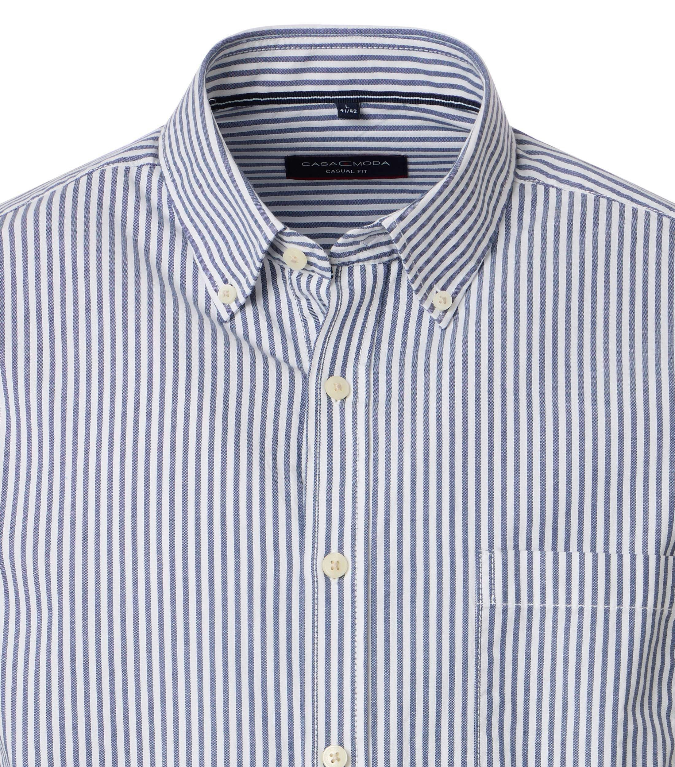 Ein Freizeithemd im gestreift Muster in der Farbe Blau