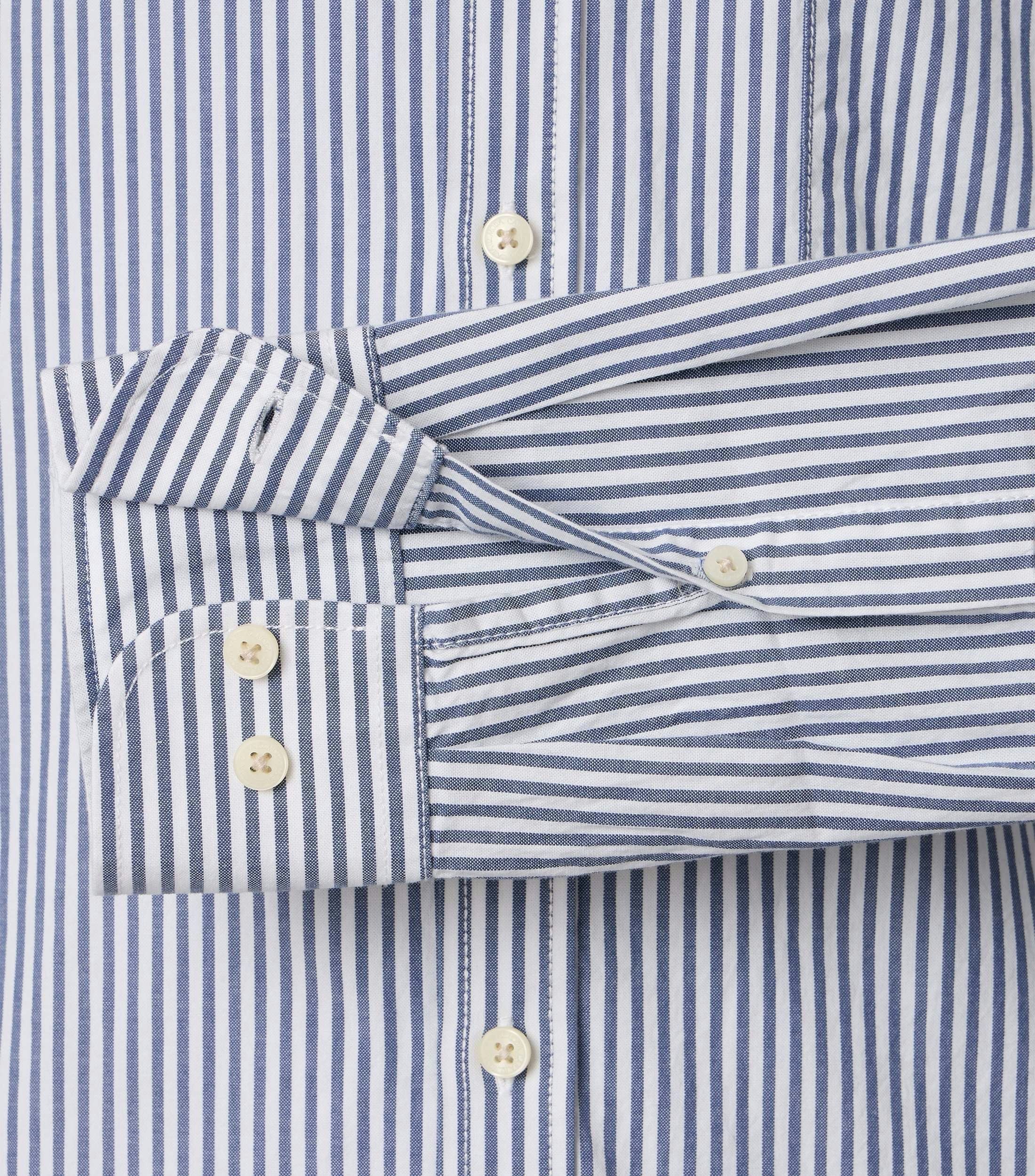 Ein Freizeithemd im gestreift Muster in der Farbe Blau
