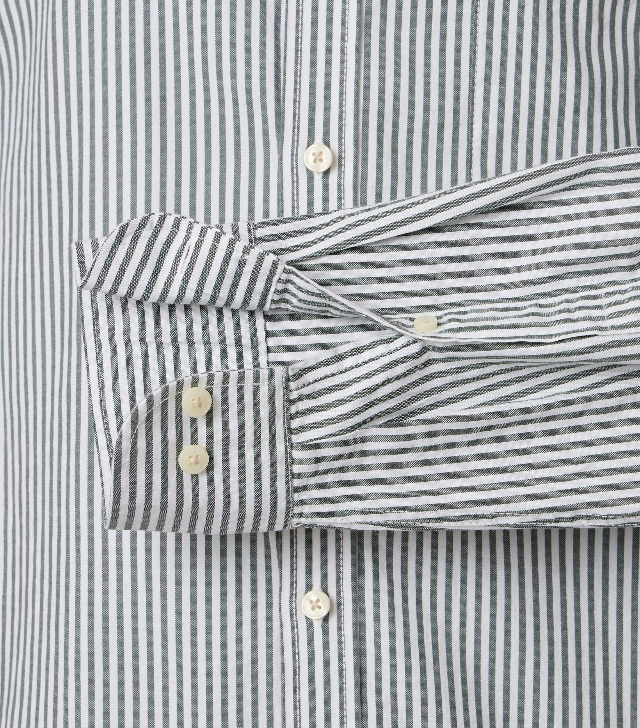 Ein Freizeithemd im gestreift Muster in der Farbe Grün