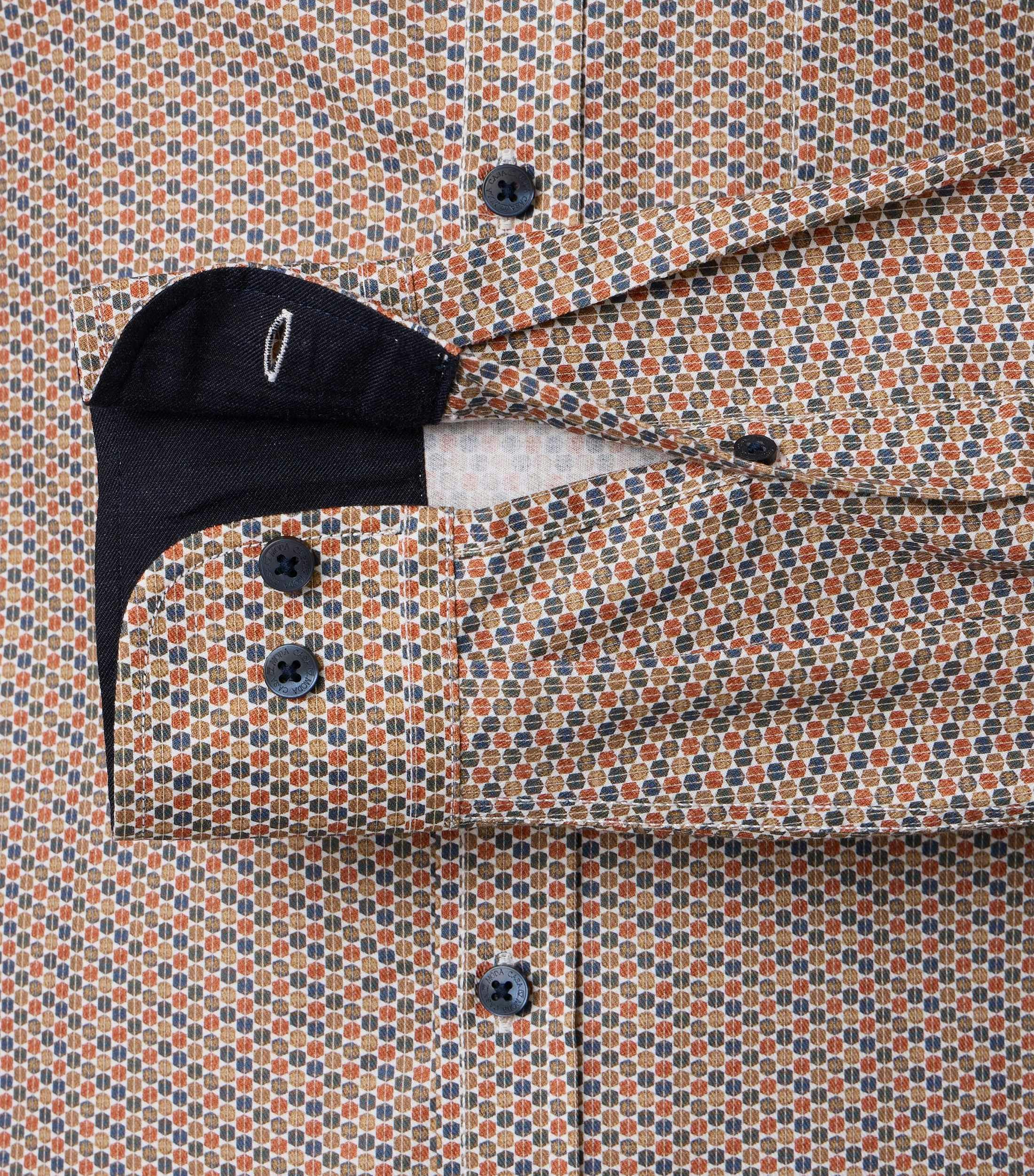 Ein Freizeithemd im Print Muster in der Farbe Braun