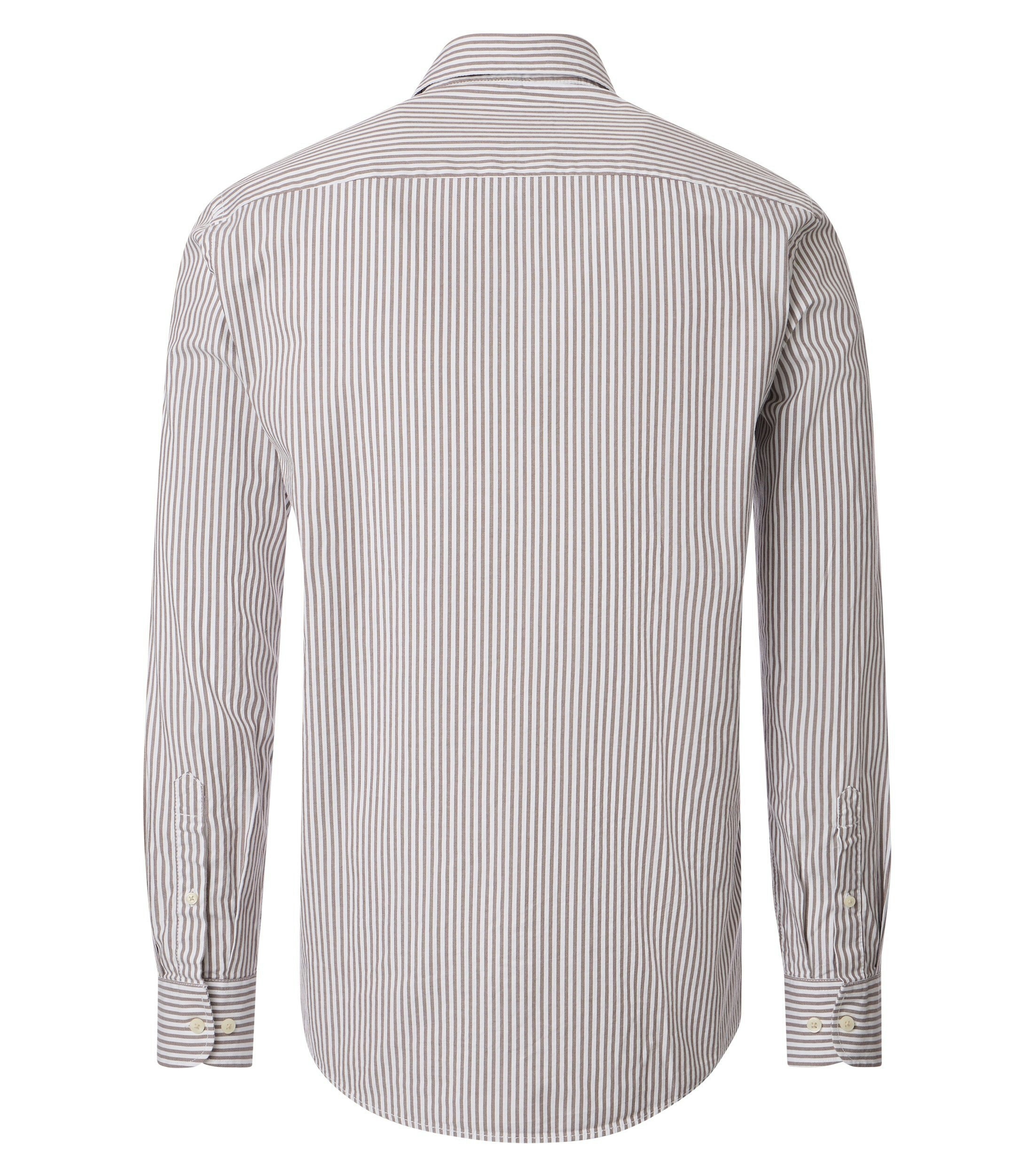 Ein Freizeithemd im gestreift Muster in der Farbe Braun