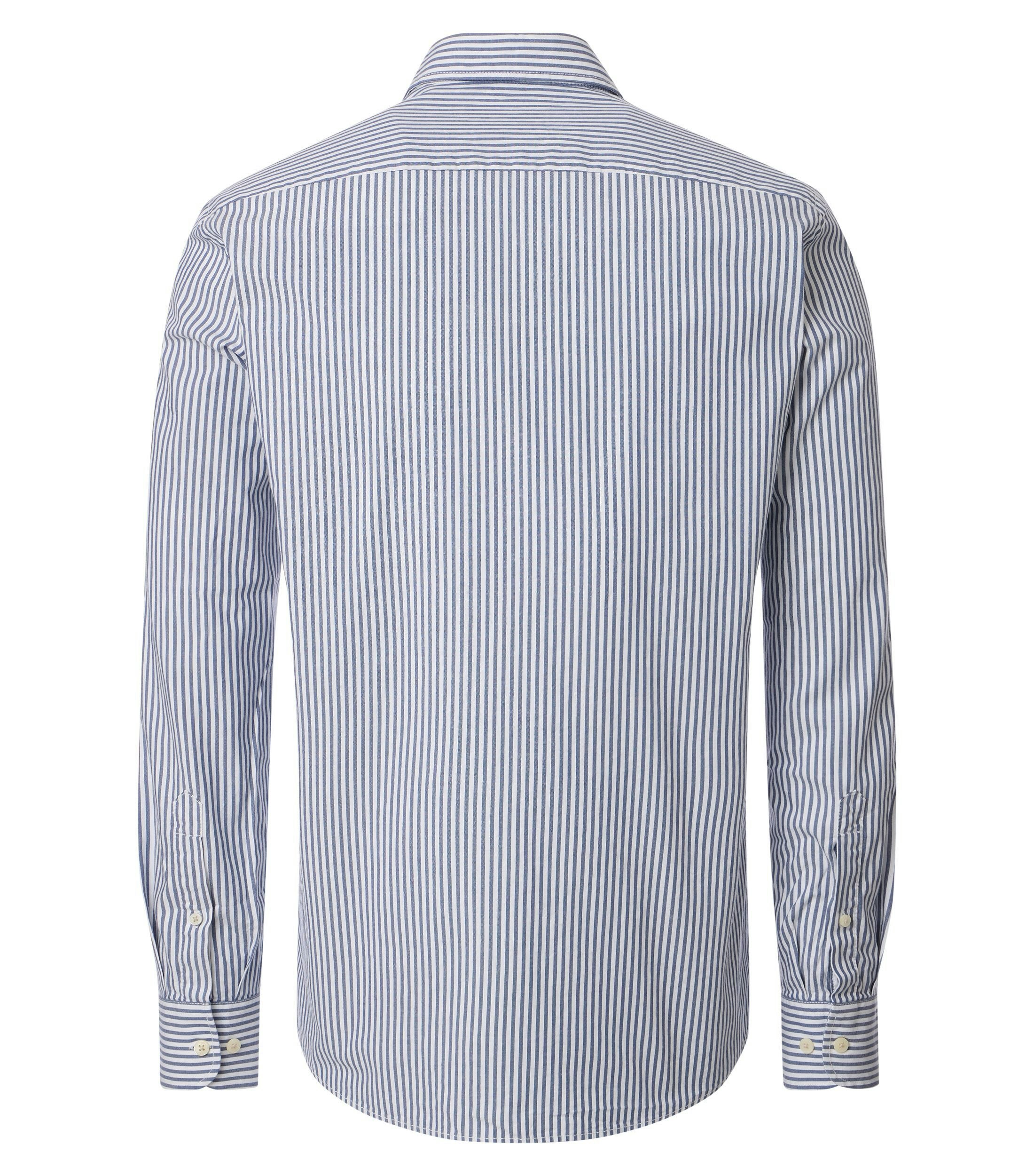 Ein Freizeithemd im gestreift Muster in der Farbe Blau