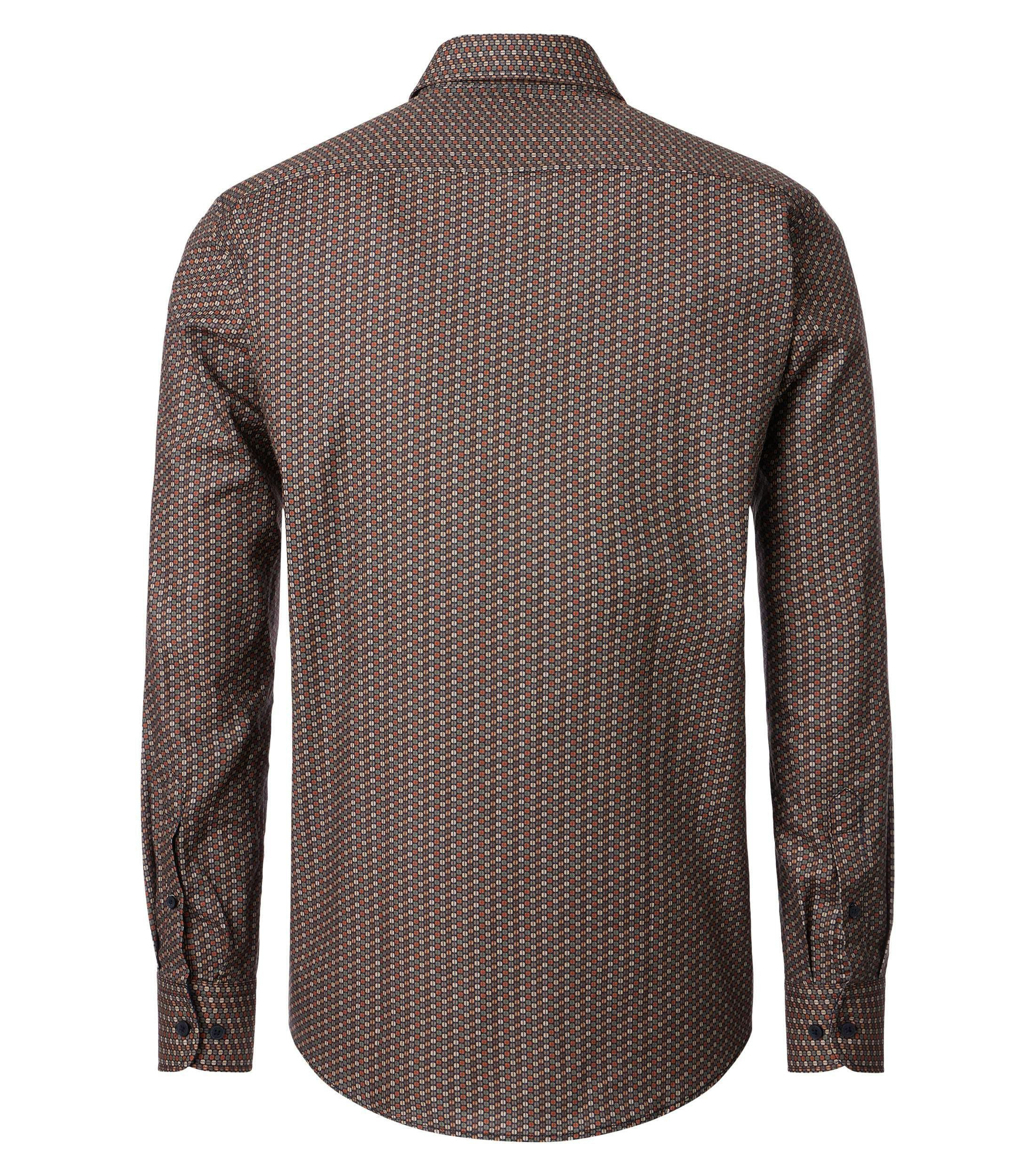 Ein Freizeithemd im Print Muster in der Farbe Kastanienbraun