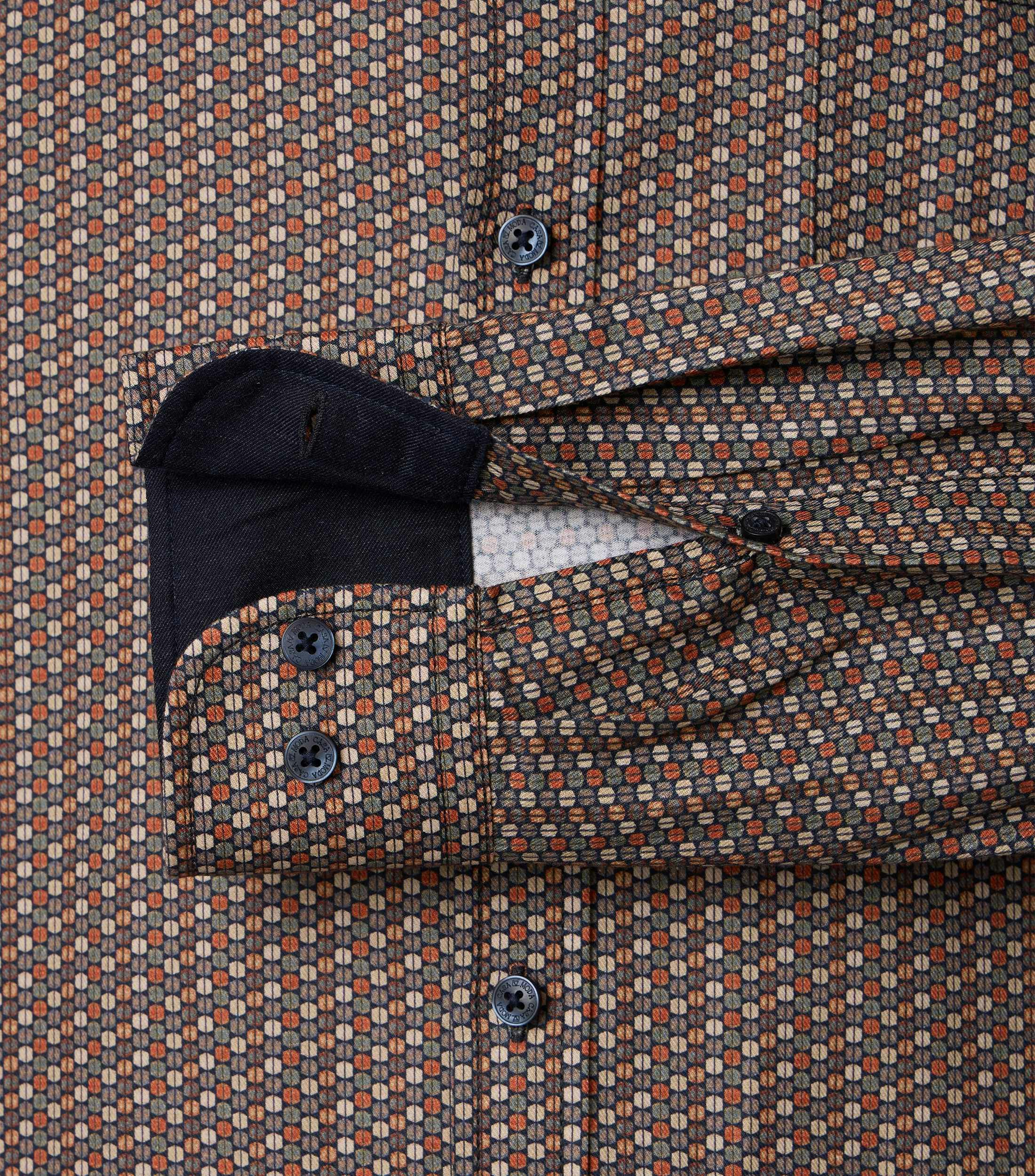 Ein Freizeithemd im Print Muster in der Farbe Kastanienbraun