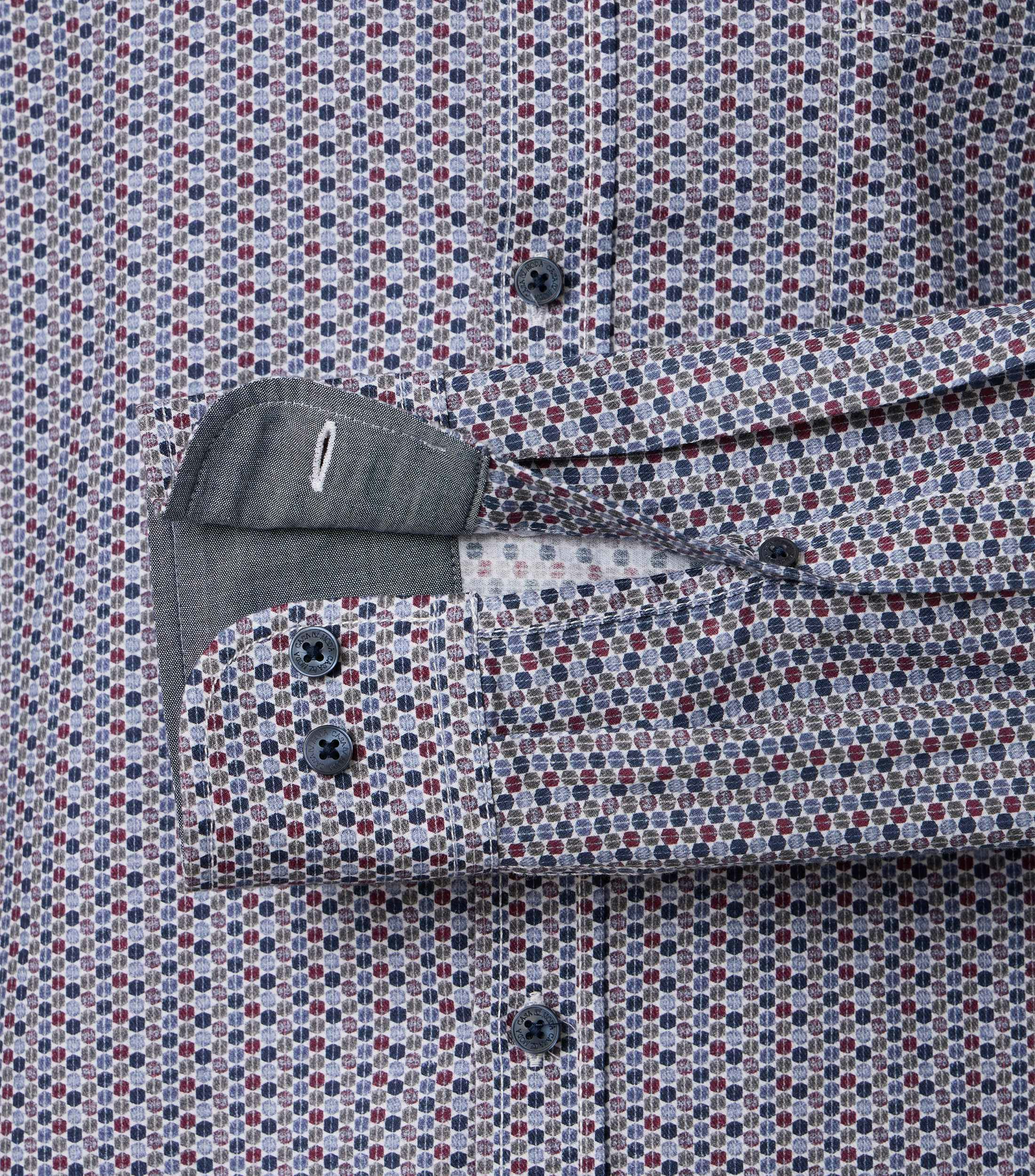 Ein Freizeithemd im Print Muster in der Farbe Rot