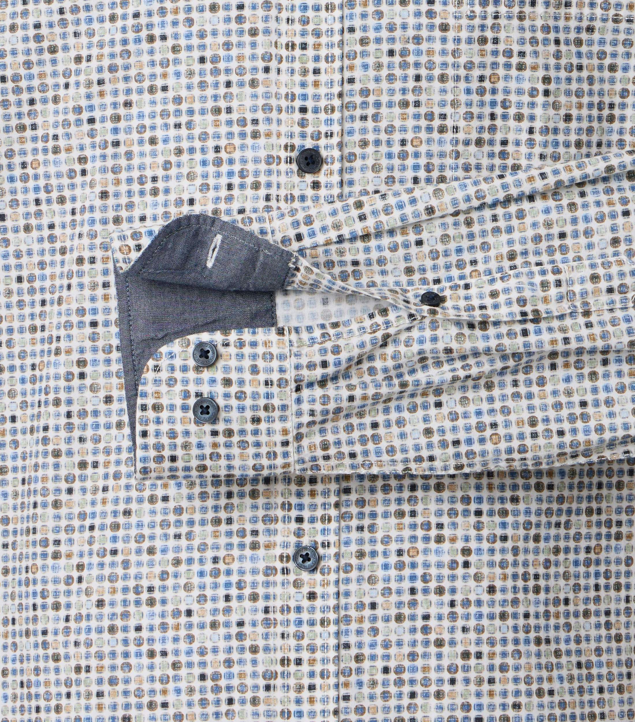 Ein Freizeithemd im Print Muster in der Farbe Beige