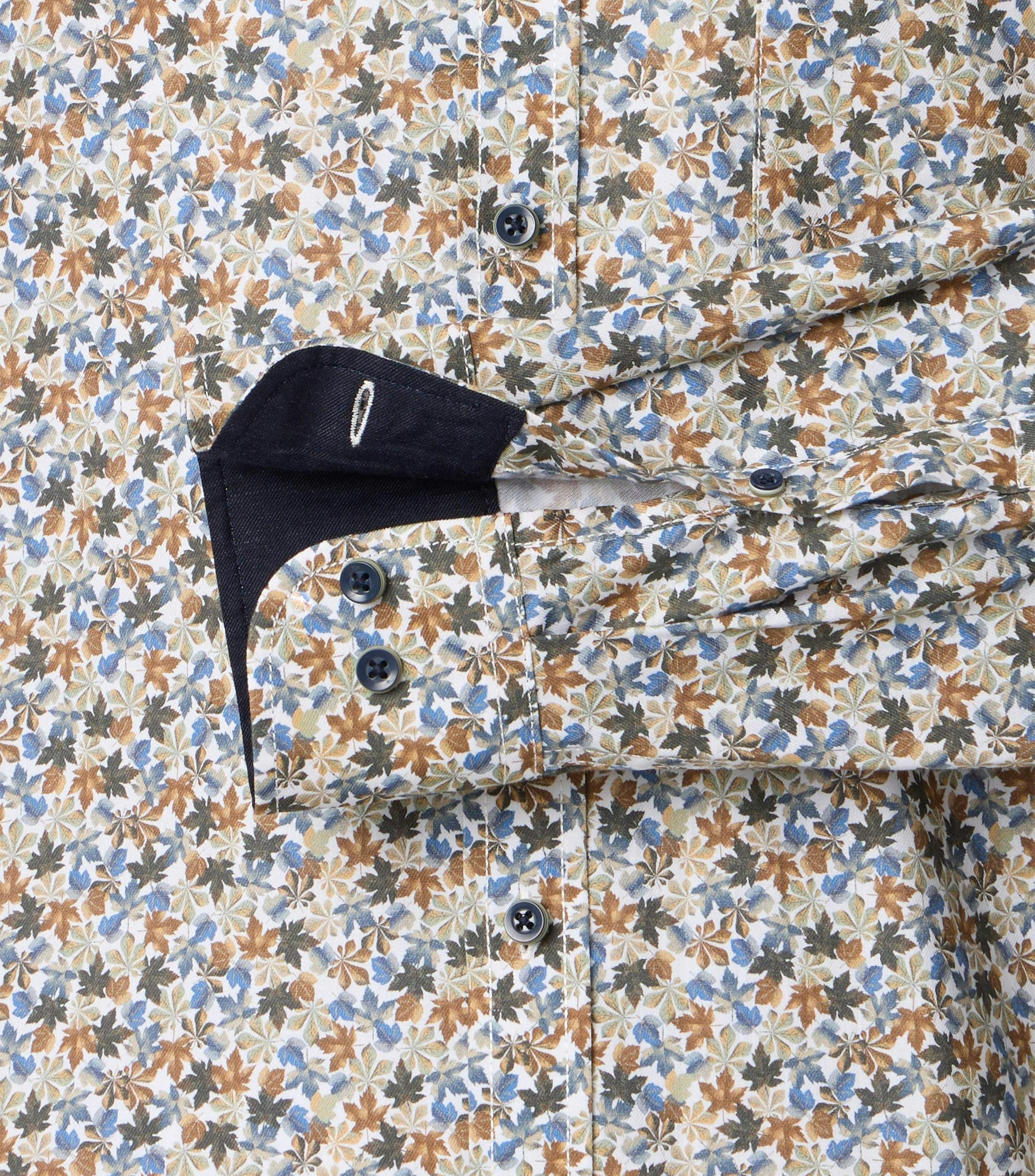 Ein Freizeithemd im Print Muster in der Farbe Braun