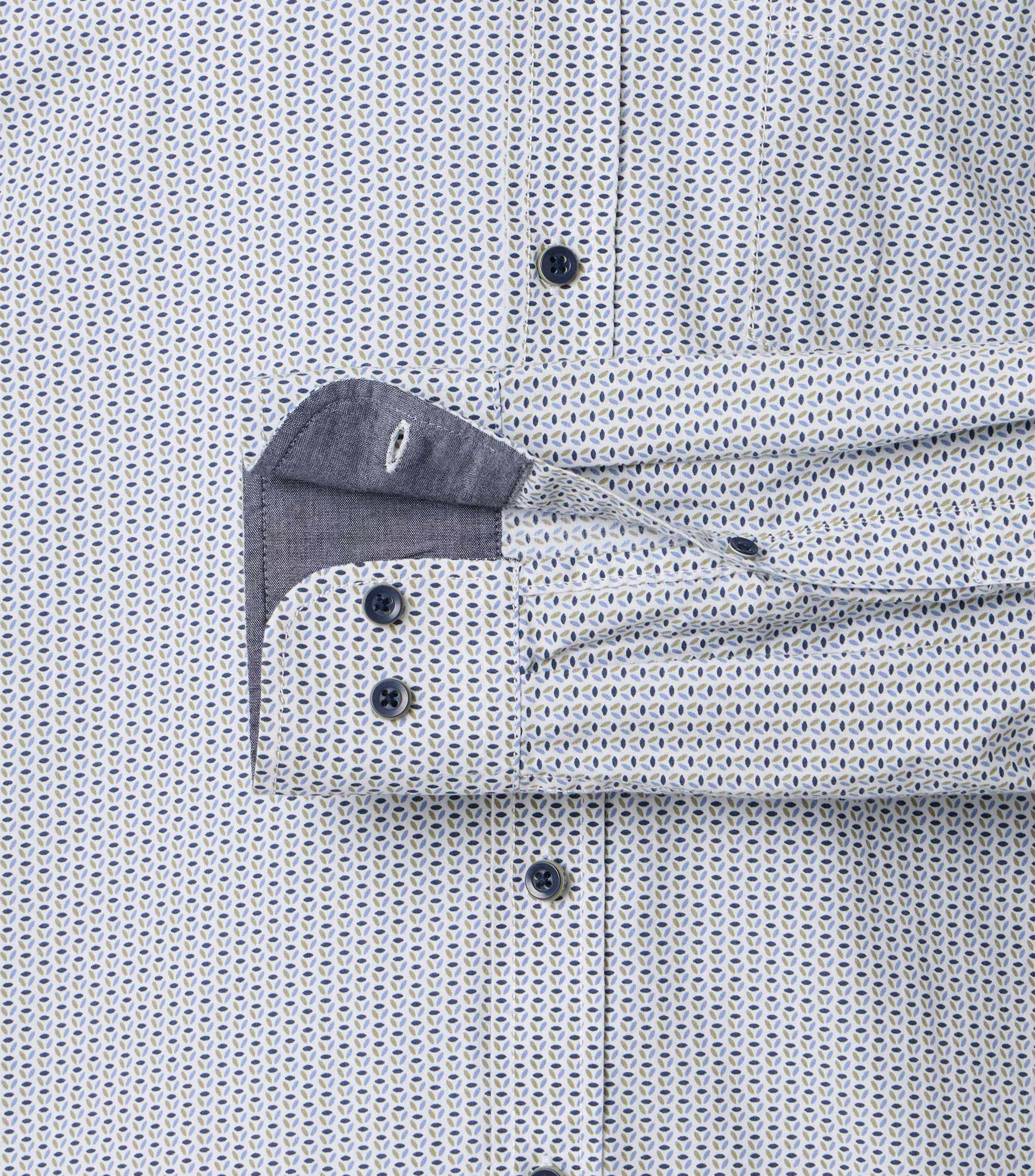 Ein Freizeithemd im Print Muster in der Farbe Grün