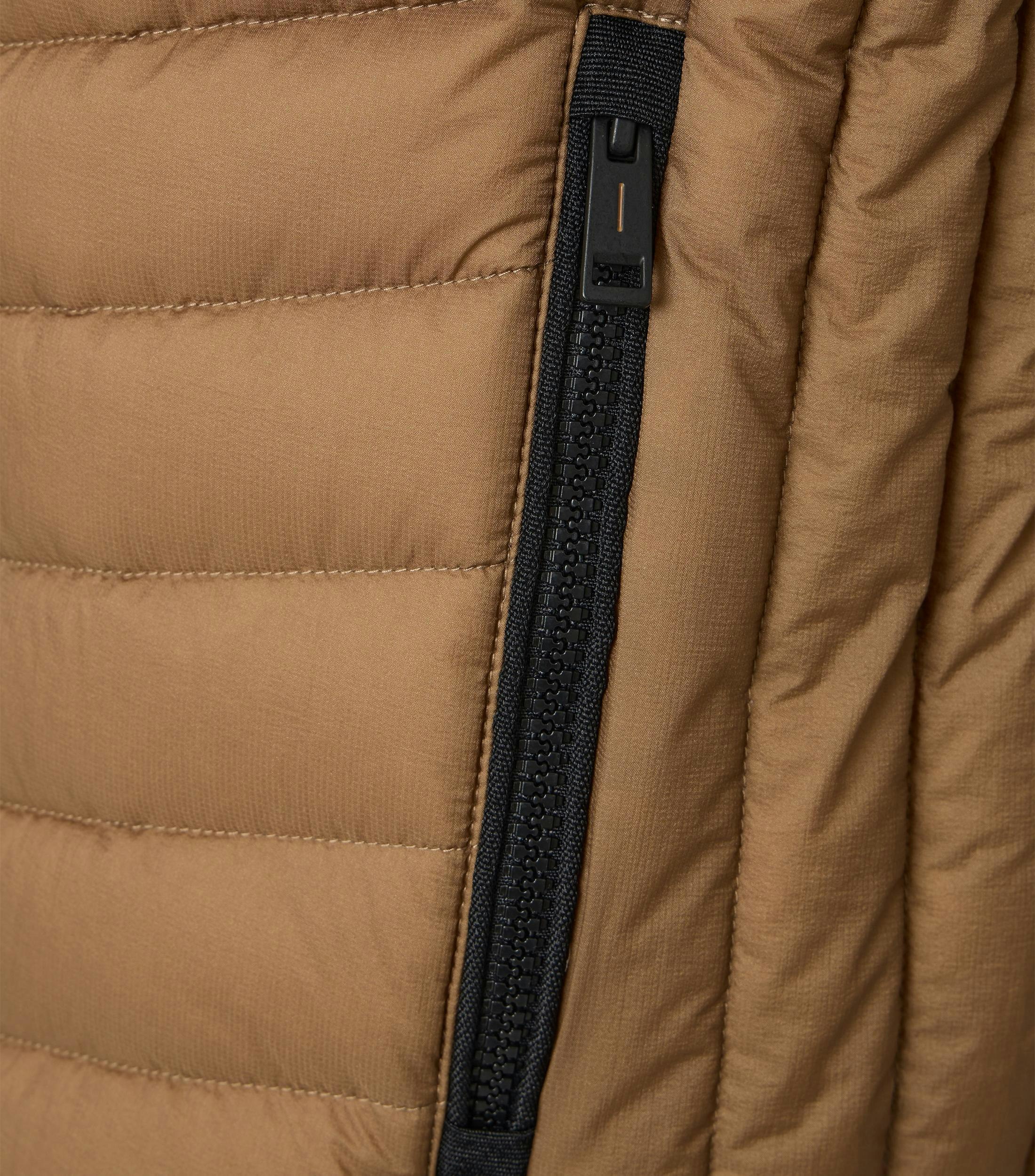 Eine Weste im uni Muster in der Farbe Braun