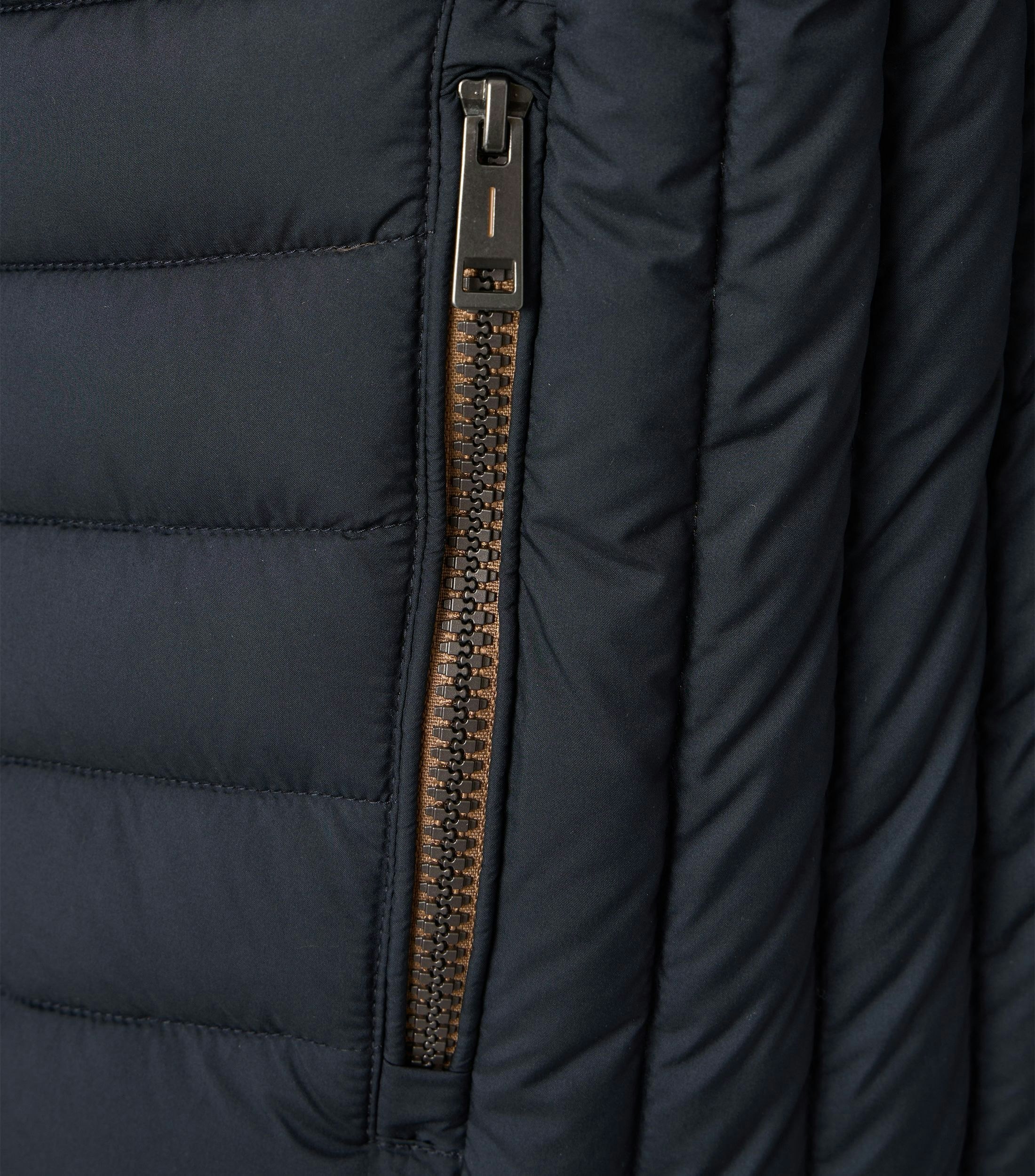 Eine Weste  im uni Muster in der Farbe Dunkelblau