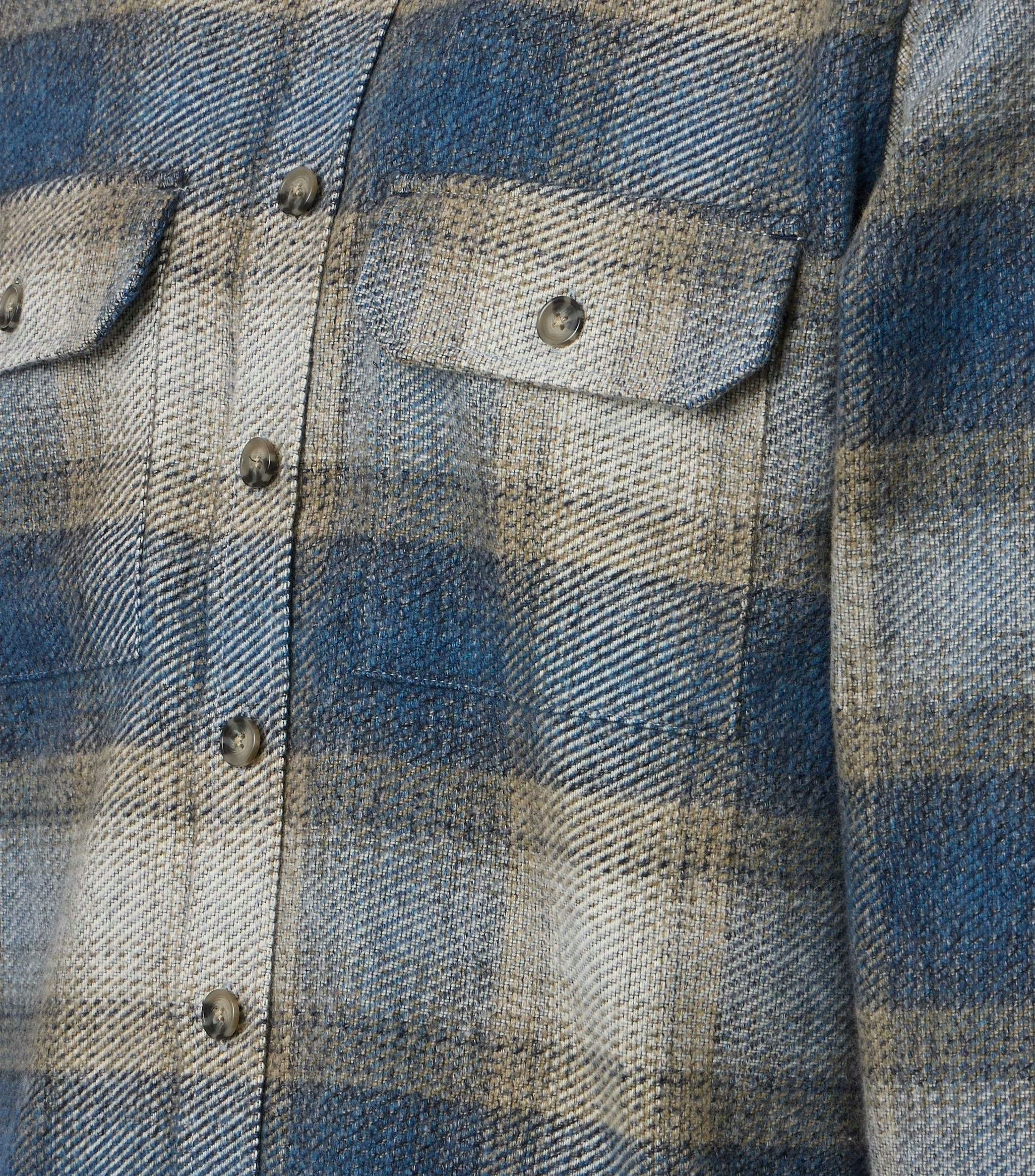 Ein Freizeithemd im uni Muster in der Farbe Blau