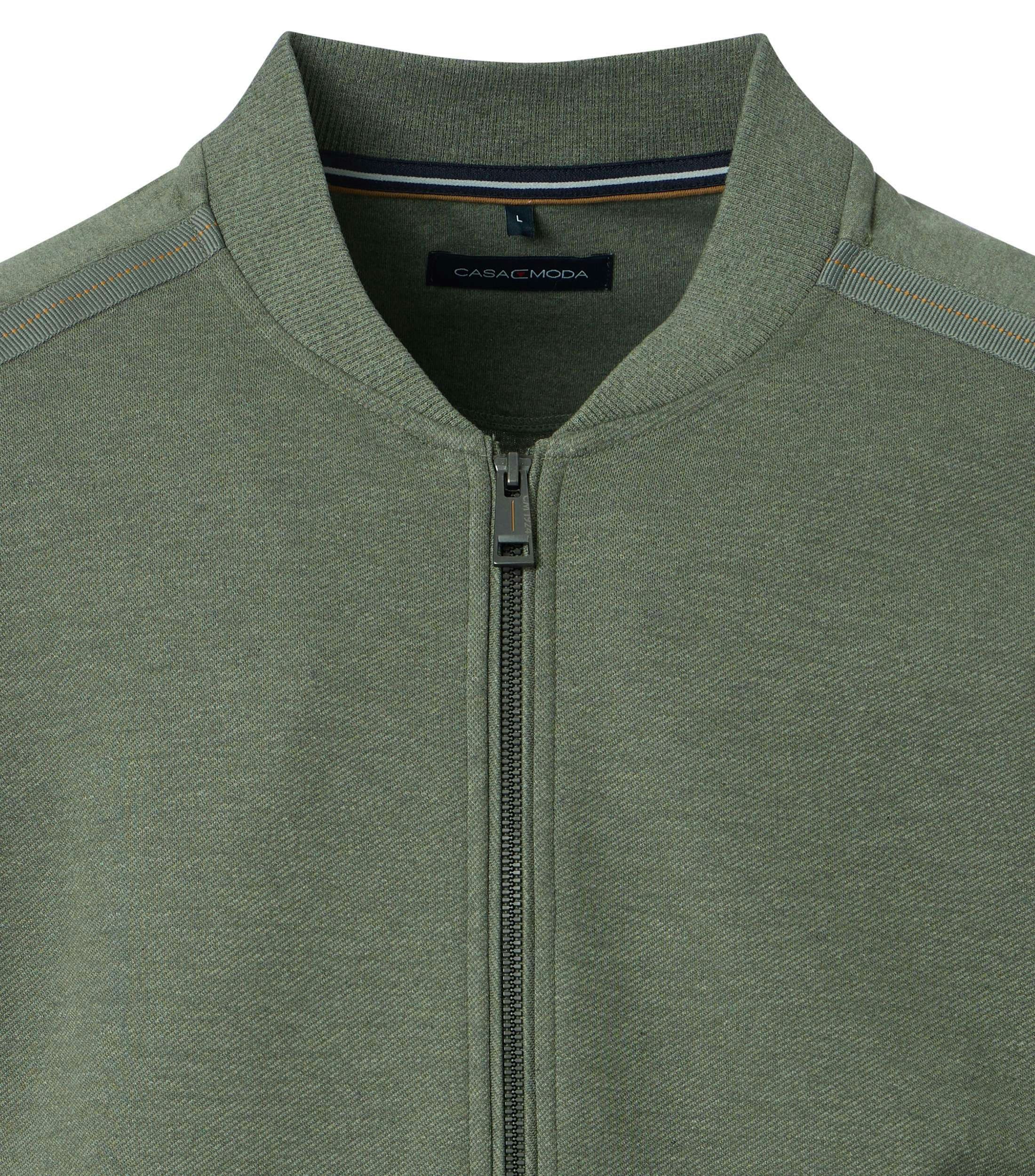 Eine Sweatjacke im uni Muster in der Farbe Grün