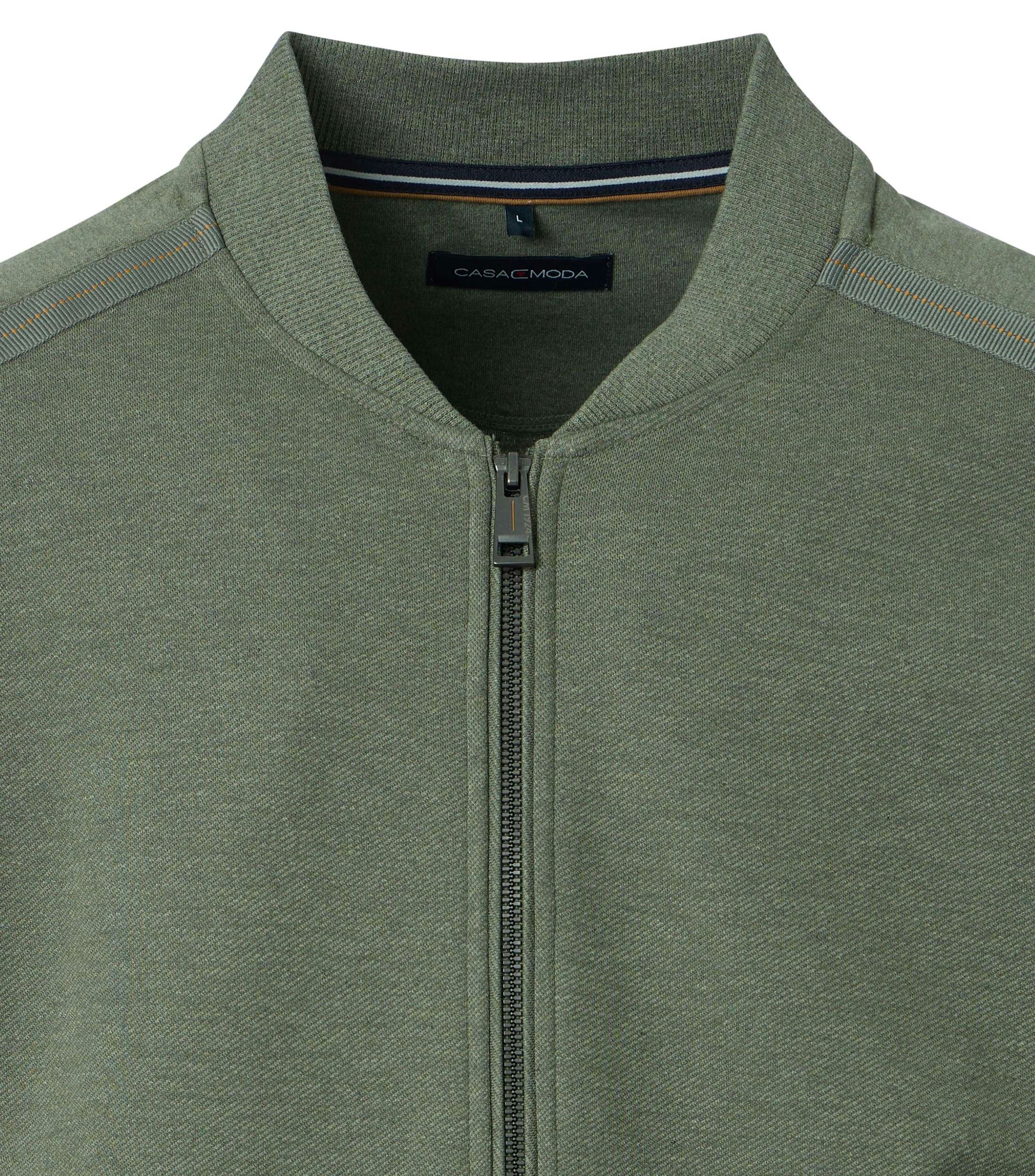 Eine Sweatjacke im uni Muster in der Farbe Grün