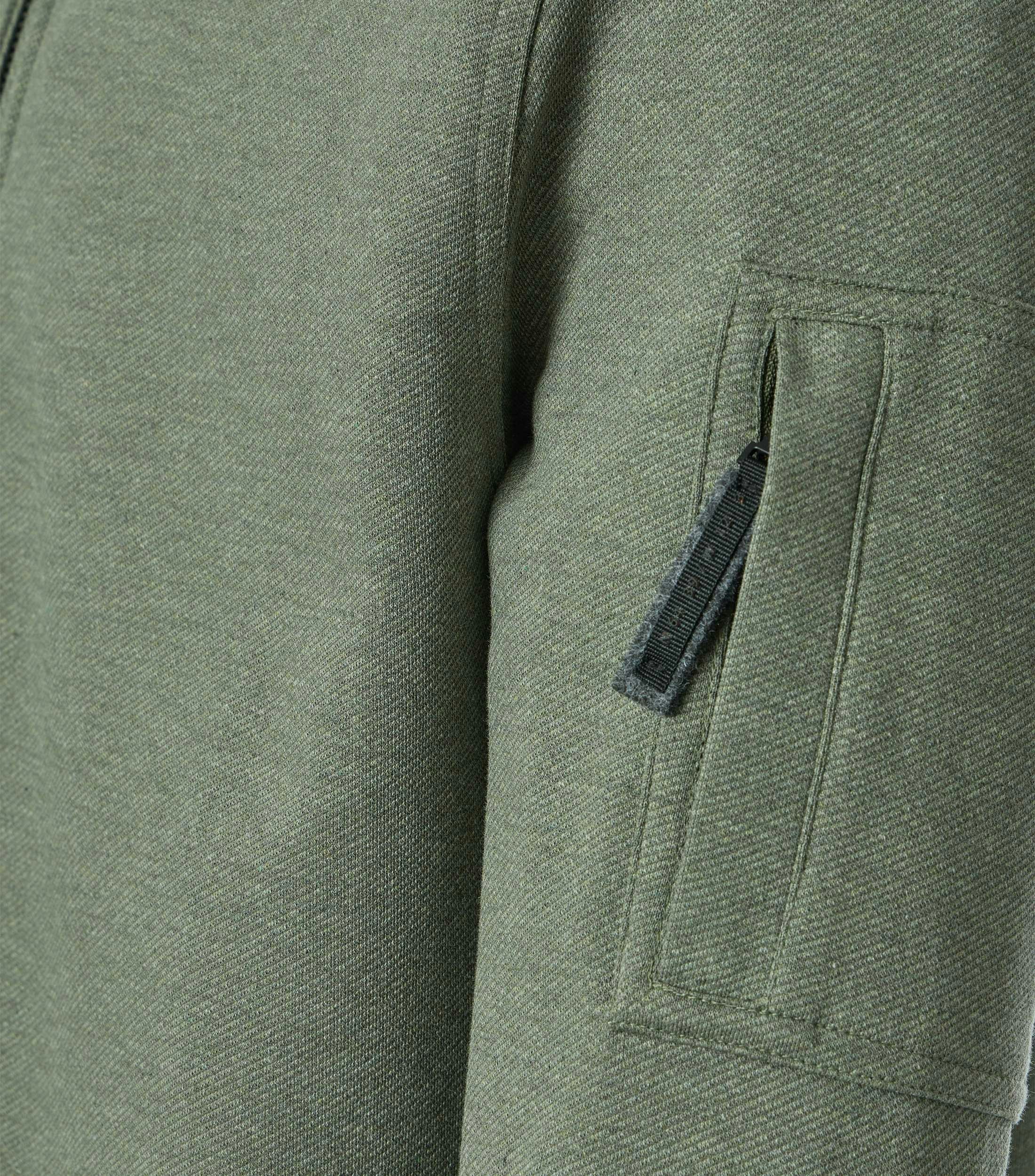 Eine Sweatjacke im uni Muster in der Farbe Grün